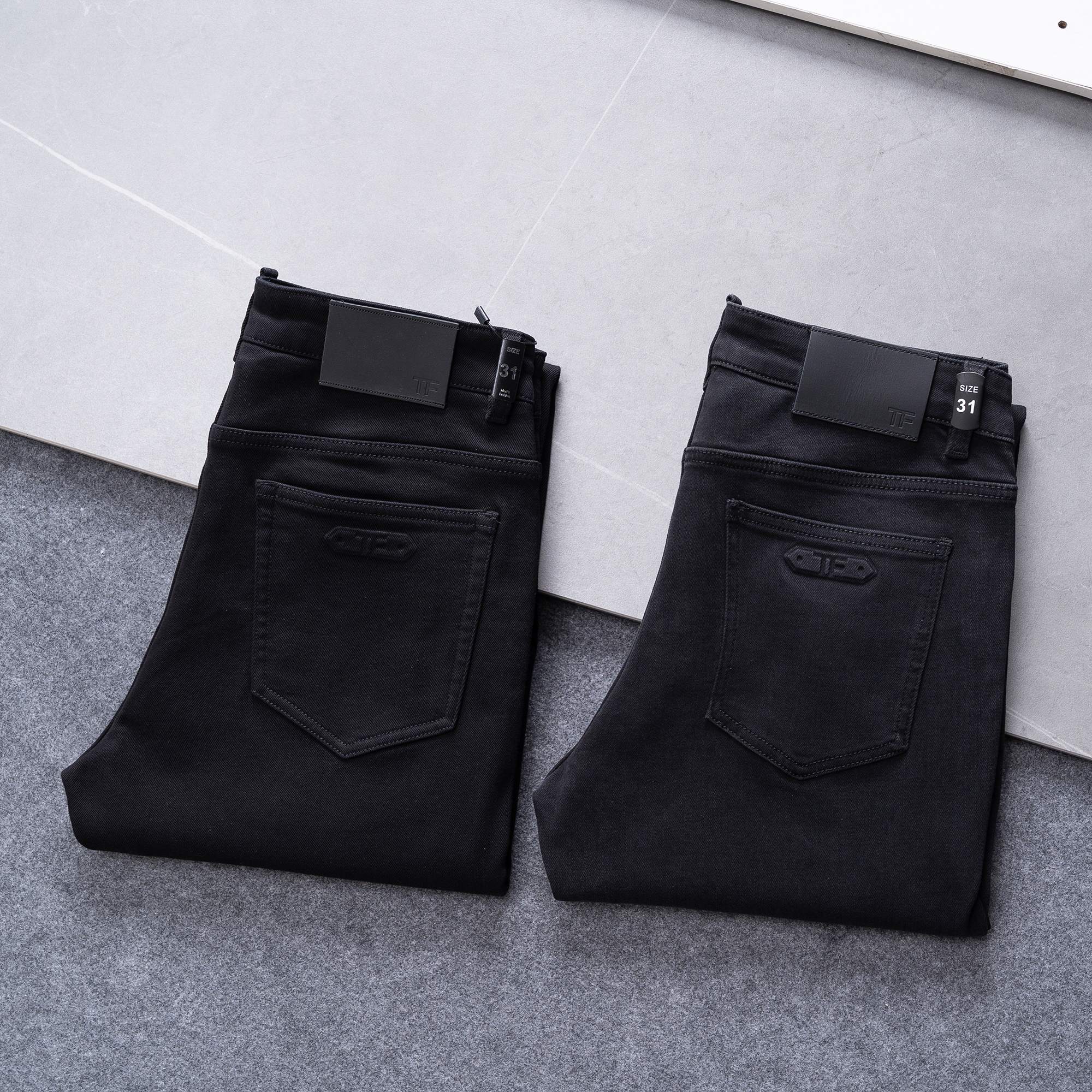 NO:734804,TF men's denim jeans, official album and poster outfit style!  High-grade imported denim raw color fabrics are supplied to customers, and the pure 13oz denim fabrics from Okayama, Japan are specially selected. Heavy-duty environmentally friendly plant enzyme washing process is used. The texture has a light retro color, which is quite beautiful and is very suitable for autumn and winter color matching. The fabric is soft and delicate after washing, but has strong bones and a slight stretch, providing an excellent comfortable experience. There is no damage from any technological elements throughout the body, retaining the purest tannin color!  The details throughout the body are perfect, exquisite and sophisticated. The latest leather label on the waist highlights the brand's characteristics. The hardware accessories, leather label and wiring all reflect the craftsmanship!  The silhouette is perfectly tailored and has excellent butt lift and slimming effect. It can be easily matched with any top in the wardrobe. It has wide compatibility and is suitable for various daily wear. The upper body is full of style. It is a must-have trousers for those who are obsessed with quality control and 1V!  Size 29-38 No 37,,tom ford,jeans,19860909TF 男士丹宁牛仔裤,官宣画册海报穿搭款！ 客供高级进口的丹宁原色面料,特选日本冈山纯正13oz 盎司牛仔布料,重磅环保植物酵素水洗工艺,肌理有着淡淡的复古色彩,相当漂亮,极符合秋冬的配色,面料经过水洗后柔软细腻,但筋骨感极强,且略带弹力,提供了绝佳的舒适体验,通身无任何工艺元素破坏,保留了最纯粹的丹宁本色！通身细节完美如斯,精湛且考究,最新的腰部皮标彰显了品牌特质,五金配件、皮标、走线无不体现出匠心工艺！版型剪裁完美,提臀修身效果绝佳,可轻松横扫衣橱任何的上装搭配,兼容性广泛,满足于日常各种穿搭,上身型款十足,于品质控及1V迷控者必入型裤装！ 尺码29-38 无37,,tom ford,jeans,,Men's clothing