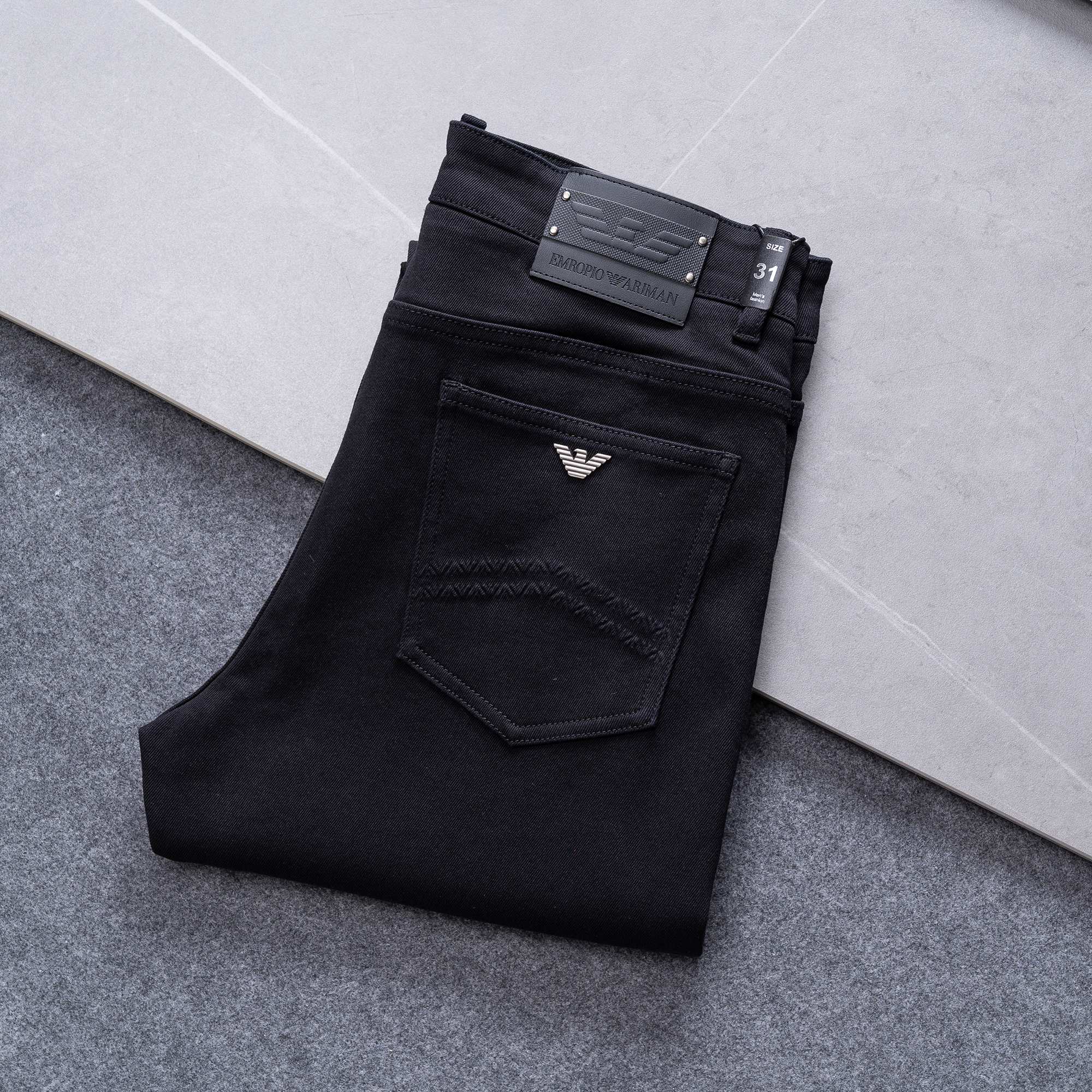 NO:734799,Armani men's denim jeans, official album and poster style!  High-grade imported denim raw color fabrics are supplied to customers, and the pure 13oz denim fabrics from Okayama, Japan are specially selected. Heavy-duty environmentally friendly plant enzyme washing process is used. The texture has a light retro color, which is quite beautiful and is very suitable for autumn and winter color matching. The fabric is soft and delicate after washing, but has strong bones and a slight stretch, providing an excellent comfortable experience. There is no damage from any technological elements throughout the body, retaining the purest tannin color!  The details throughout the body are perfect, exquisite and sophisticated. The latest leather label on the waist highlights the brand's characteristics. The hardware accessories, leather label and wiring all reflect the craftsmanship!  The silhouette is perfectly tailored and has excellent butt lift and slimming effect. It can be easily matched with any top in the wardrobe. It has wide compatibility and is suitable for various daily wear. The upper body is full of style. It is a must-have trousers for those who are obsessed with quality control and 1V!  Size 29-38 No 37,,armani,jeans,19860909阿玛尼 男士丹宁牛仔裤,官宣画册海报穿搭款！ 客供高级进口的丹宁原色面料,特选日本冈山纯正13oz 盎司牛仔布料,重磅环保植物酵素水洗工艺,肌理有着淡淡的复古色彩,相当漂亮,极符合秋冬的配色,面料经过水洗后柔软细腻,但筋骨感极强,且略带弹力,提供了绝佳的舒适体验,通身无任何工艺元素破坏,保留了最纯粹的丹宁本色！通身细节完美如斯,精湛且考究,最新的腰部皮标彰显了品牌特质,五金配件、皮标、走线无不体现出匠心工艺！版型剪裁完美,提臀修身效果绝佳,可轻松横扫衣橱任何的上装搭配,兼容性广泛,满足于日常各种穿搭,上身型款十足,于品质控及1V迷控者必入型裤装！ 尺码29-38 无37,,armani,jeans,,Men's clothing