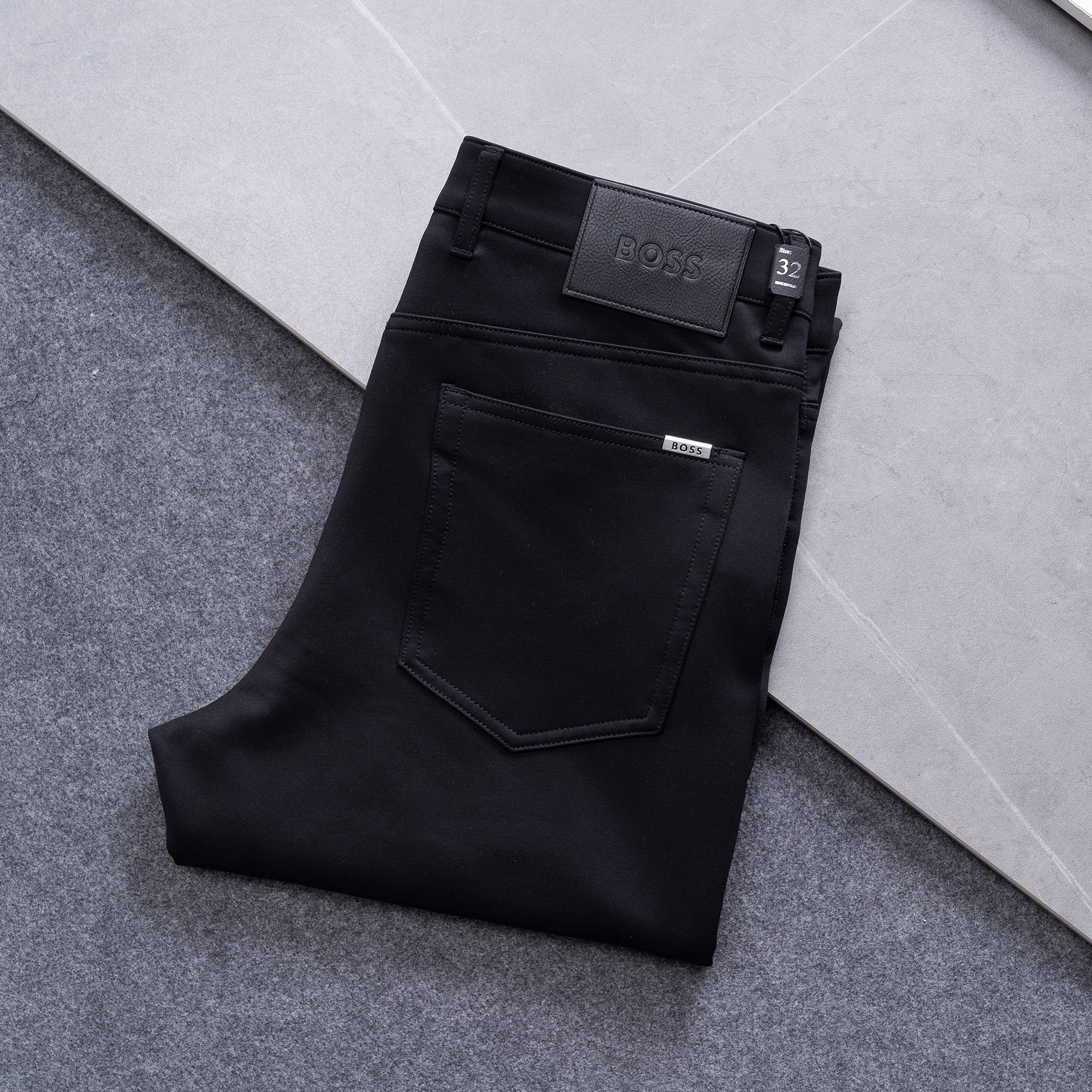 NO:734794,BOSS men's denim jeans, official album and poster wear style!  High-grade imported denim raw color fabrics are supplied to customers, and the pure 13oz denim fabrics from Okayama, Japan are specially selected. Heavy-duty environmentally friendly plant enzyme washing process is used. The texture has a light retro color, which is quite beautiful and is very suitable for autumn and winter color matching. The fabric is soft and delicate after washing, but has strong bones and a slight stretch, providing an excellent comfortable experience. There is no damage from any technological elements throughout the body, retaining the purest tannin color!  The details throughout the body are perfect, exquisite and sophisticated. The latest leather label on the waist highlights the brand's characteristics. The hardware accessories, leather label and wiring all reflect the craftsmanship!  The silhouette is perfectly tailored and has excellent butt lift and slimming effect. It can be easily matched with any top in the wardrobe. It has wide compatibility and is suitable for various daily wear. The upper body is full of style. It is a must-have trousers for those who are obsessed with quality control and 1V!  Size 29-38 no 37,,jeans,19860909BOSS 男士丹宁牛仔裤,官宣画册海报穿搭款！ 客供高级进口的丹宁原色面料,特选日本冈山纯正13oz 盎司牛仔布料,重磅环保植物酵素水洗工艺,肌理有着淡淡的复古色彩,相当漂亮,极符合秋冬的配色,面料经过水洗后柔软细腻,但筋骨感极强,且略带弹力,提供了绝佳的舒适体验,通身无任何工艺元素破坏,保留了最纯粹的丹宁本色！通身细节完美如斯,精湛且考究,最新的腰部皮标彰显了品牌特质,五金配件、皮标、走线无不体现出匠心工艺！版型剪裁完美,提臀修身效果绝佳,可轻松横扫衣橱任何的上装搭配,兼容性广泛,满足于日常各种穿搭,上身型款十足,于品质控及1V迷控者必入型裤装！ 尺码29-38 无37,,jeans,,Men's clothing