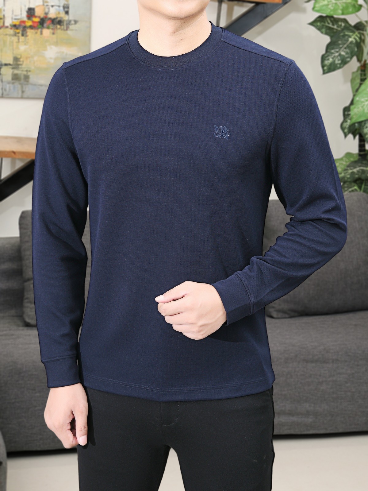 NO:598603,BBR Burberry's new early autumn debut counter, the latest long-sleeved round neck wool T-shirt, high-end custom design, avant-garde and fashionable!  Brand logo craft design. High-end customized long-staple cotton fabric. Soft to the touch. Comfortable to wear. Exquisite stitching at the counter level. Fine workmanship. The upper body effect is incomparably handsome!  A must-have item for a stylish man!  Size M-3XL,,burberry,tees,t-shirt,alexander wang19860909BBR 巴宝莉 早秋新款首发专柜最新款长袖圆领羊毛T恤 高端订制 设计前卫时尚！品牌logo工艺设计 高端定制长绒棉面料.手感柔软.穿着舒适.专柜级别精致车线.做工精细.上身效果无敌帅气！型男必备单品！ 码数M-3XL,,burberry,tees，t-shirt,alexander wang,Men's clothing