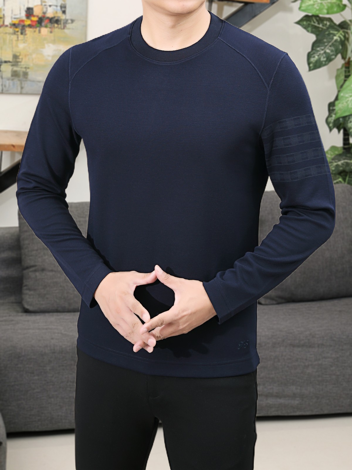 NO:596115,TB's latest long-sleeved round neck wool T-shirt in the early autumn new debut counter, high-end customization, avant-garde and fashionable design!  Brand logo craft design. High-end customized long-staple cotton fabric. Soft to the touch. Comfortable to wear. Exquisite stitching at the counter level. Fine workmanship. The upper body effect is incomparably handsome!  A must-have item for a stylish man!  Size M-3XL,,tees,t-shirt,alexander wang19860909TB 早秋新款首发专柜最新款长袖圆领羊毛T恤 高端订制 设计前卫时尚！品牌logo工艺设计 高端定制长绒棉面料.手感柔软.穿着舒适.专柜级别精致车线.做工精细.上身效果无敌帅气！型男必备单品！ 码数M-3XL,,tees，t-shirt,alexander wang,Men's clothing