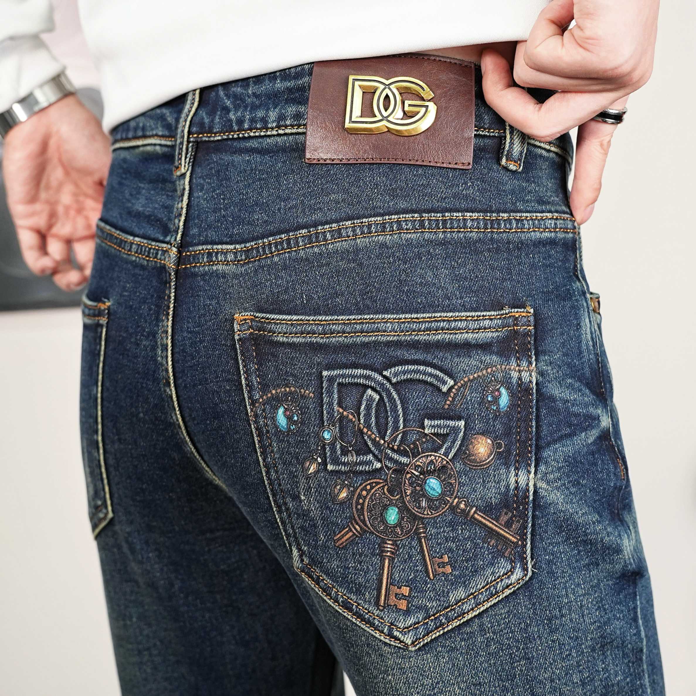 NO:596114,DG autumn men's jeans original factory original fabric original wash water!  Imported original washed elastic fabric, complicated handicraft superposition, any washing process will turn into a completely different color effect if you stay for a few seconds longer, so it is more precious, especially durable and taste-resistant... Use the best elastic texture of tannin, genuine leather labels, high-end metal accessories... to create a unique and original jeans style!  Original hardware accessories, super correct fit, comfortable and breathable, extremely high grade, counter quality, handsome upper body. Size 29-38,,jeans,alexander wang19860909DG 秋季男士牛仔裤原厂原布原洗水！进口原版水洗弹力面料,复杂的手工艺叠加,任何一个洗水环节多停留几秒都会变成完全不一样的颜色效果,所以越加珍贵,特别持久、耐味…… 选用上乘的丹宁弹力质感,真皮皮牌、高定的金属辅料……打造出独特及原创的牛仔裤款型！原版五金辅料,版型超正,舒适透气,档次极高,专柜品质,上身帅气十足. 码数29-38,,jeans,alexander wang,Men's clothing