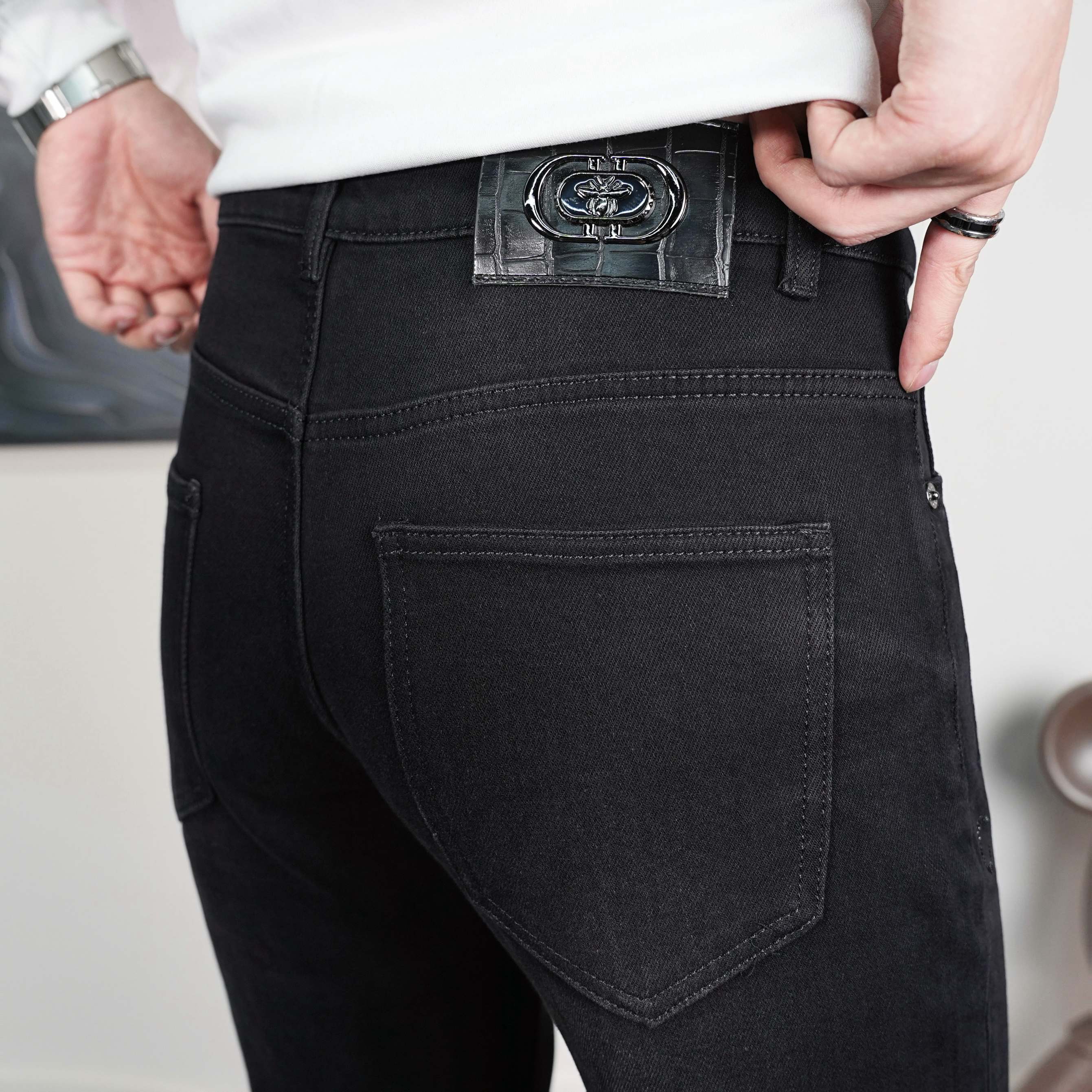 NO:596120,Dior autumn men's jeans original factory original fabric original wash water!  Imported original washed elastic fabric, complicated handicraft superposition, any washing process will turn into a completely different color effect if you stay for a few seconds longer, so it is more precious, especially durable and taste-resistant... Use the best elastic texture of tannin, genuine leather labels, high-end metal accessories... to create a unique and original jeans style!  Original hardware accessories, super correct fit, comfortable and breathable, extremely high grade, counter quality, handsome upper body. Size 29-38, dior, jeans, alexander wang19860909迪奥 秋季男士牛仔裤原厂原布原洗水！进口原版水洗弹力面料,复杂的手工艺叠加,任何一个洗水环节多停留几秒都会变成完全不一样的颜色效果,所以越加珍贵,特别持久、耐味…… 选用上乘的丹宁弹力质感,真皮皮牌、高定的金属辅料……打造出独特及原创的牛仔裤款型！原版五金辅料,版型超正,舒适透气,档次极高,专柜品质,上身帅气十足. 码数29-38,,dior,jeans,alexander wang,Men's clothing