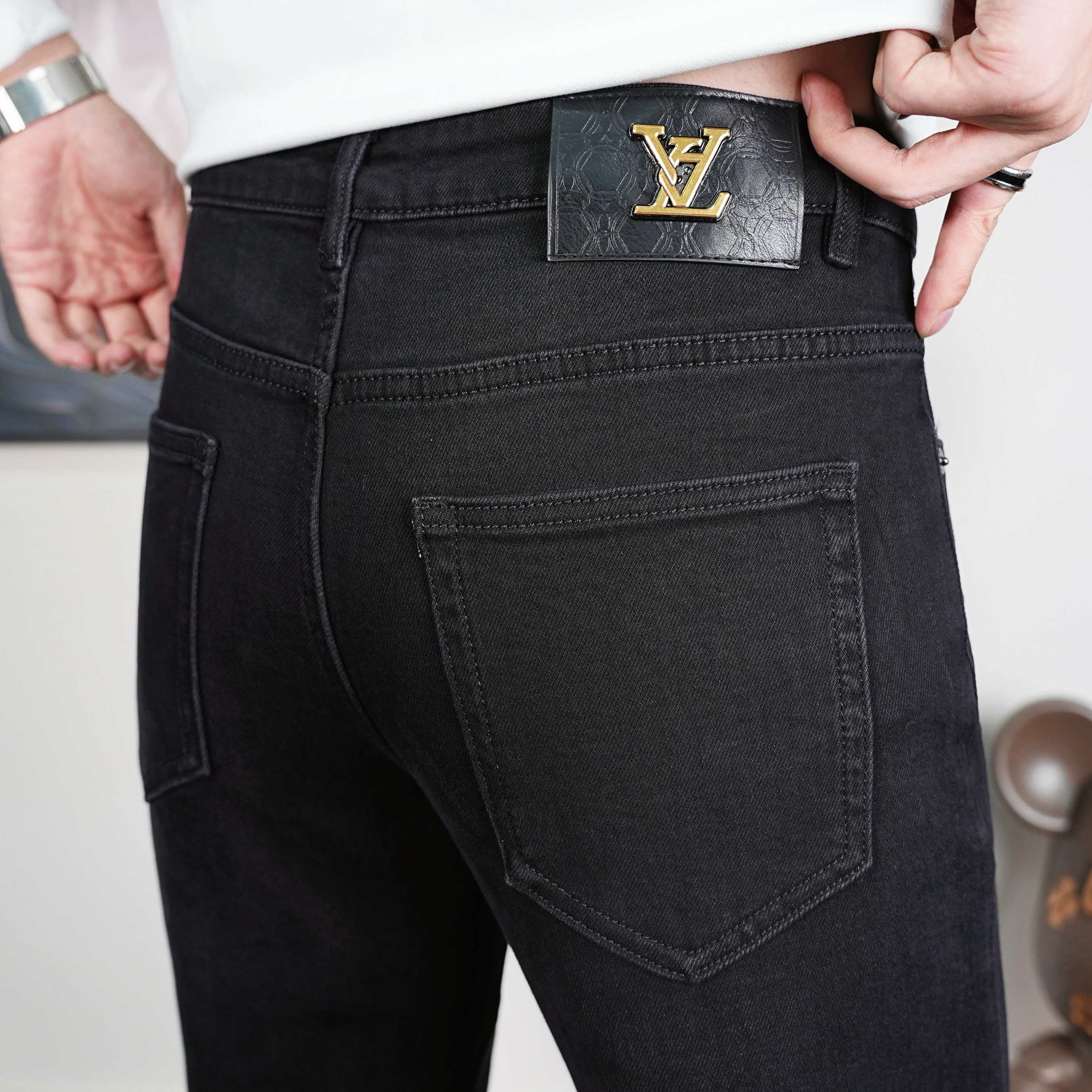 NO:596123,LV autumn men's jeans original factory original fabric original wash water!  Imported original washed elastic fabric, complicated handicraft superposition, any washing process will turn into a completely different color effect if you stay for a few seconds longer, so it is more precious, especially durable and taste-resistant... Use the best elastic texture of tannin, genuine leather labels, high-end metal accessories... to create a unique and original jeans style!  Original hardware accessories, super correct fit, comfortable and breathable, extremely high grade, counter quality, handsome upper body. Size 29-38, Louis Vuitton, Jeans, Alexander Wang19860909LV 秋季男士牛仔裤原厂原布原洗水！进口原版水洗弹力面料,复杂的手工艺叠加,任何一个洗水环节多停留几秒都会变成完全不一样的颜色效果,所以越加珍贵,特别持久、耐味…… 选用上乘的丹宁弹力质感,真皮皮牌、高定的金属辅料……打造出独特及原创的牛仔裤款型！原版五金辅料,版型超正,舒适透气,档次极高,专柜品质,上身帅气十足. 码数29-38,,louis vuitton,jeans,alexander wang,Men's clothing