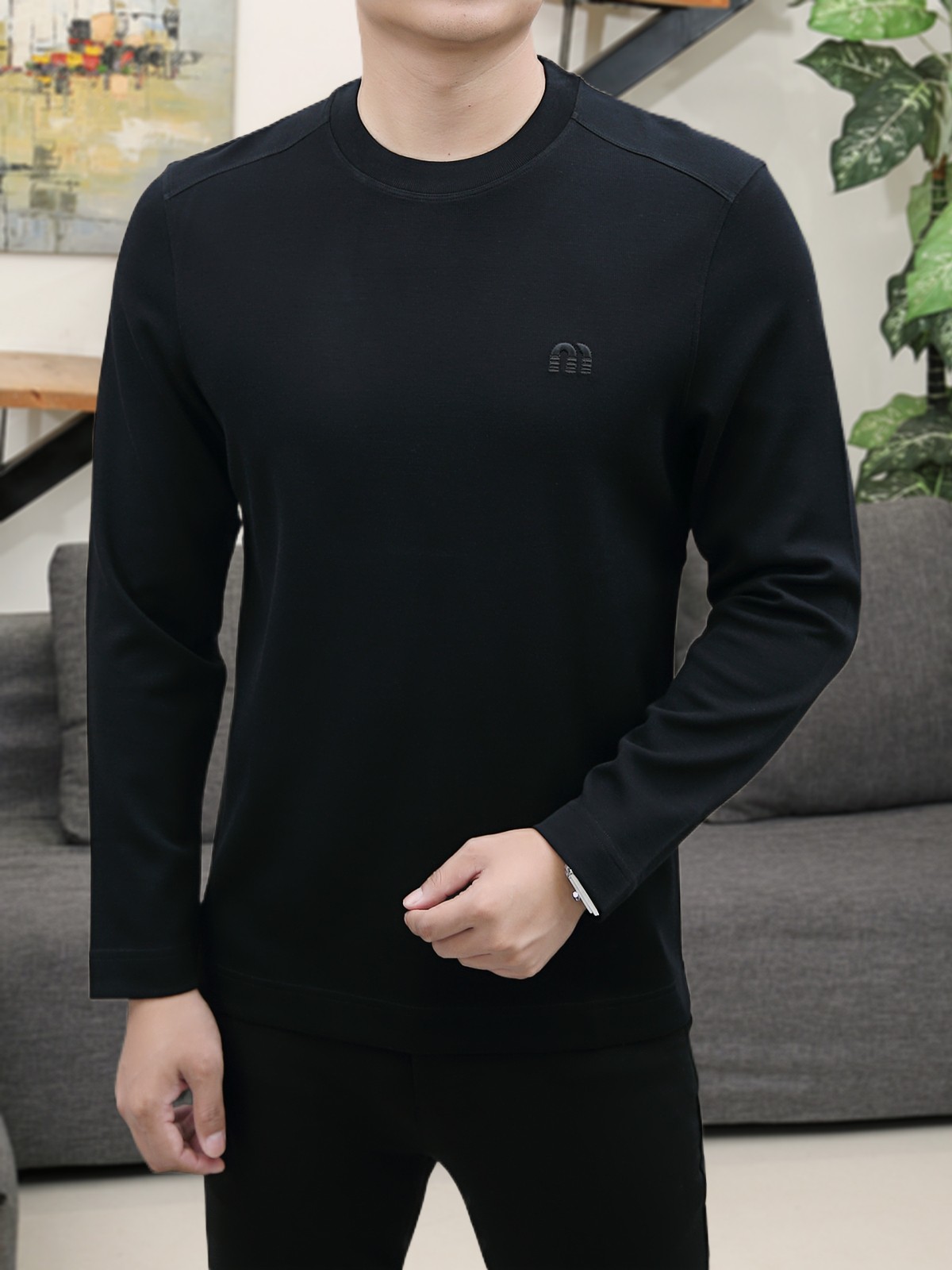 NO:596142,Miu Miu's latest long-sleeved round neck wool T-shirt in the early autumn new debut counter, high-end custom design, avant-garde and fashionable!  Brand logo craft design. High-end customized long-staple cotton fabric. Soft to the touch. Comfortable to wear. Exquisite stitching at the counter level. Fine workmanship. The upper body effect is incomparably handsome!  A must-have item for a stylish man!  Size M-3XL,,miumiu,tees,t-shirt,alexander wang19860909Miu Miu 早秋新款首发专柜最新款长袖圆领羊毛T恤 高端订制 设计前卫时尚！品牌logo工艺设计 高端定制长绒棉面料.手感柔软.穿着舒适.专柜级别精致车线.做工精细.上身效果无敌帅气！型男必备单品！ 码数M-3XL,,miumiu,tees，t-shirt,alexander wang,Men's clothing