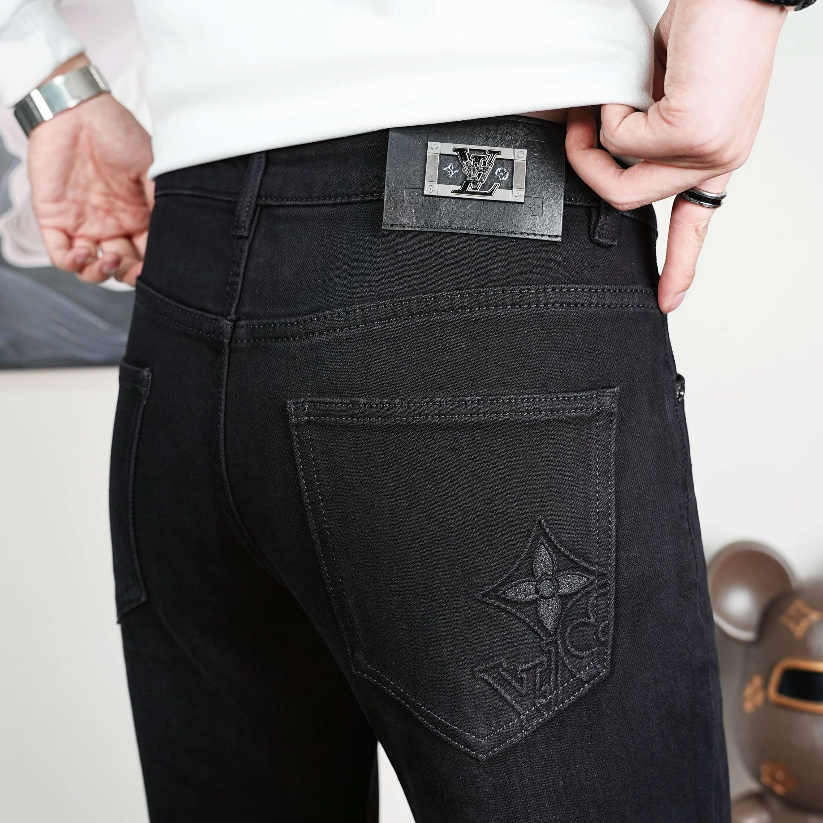 NO:596567,LV autumn men's jeans original factory original fabric original wash water!  Imported original washed elastic fabric, complicated handicraft superposition, any washing process will turn into a completely different color effect if you stay for a few seconds longer, so it is more precious, especially durable and taste-resistant... Use the best elastic texture of tannin, genuine leather labels, high-end metal accessories... to create a unique and original jeans style!  Original hardware accessories, super correct fit, comfortable and breathable, extremely high grade, counter quality, handsome upper body. Size 29-38, Louis Vuitton, Jeans, Alexander Wang19860909LV 秋季男士牛仔裤原厂原布原洗水！进口原版水洗弹力面料,复杂的手工艺叠加,任何一个洗水环节多停留几秒都会变成完全不一样的颜色效果,所以越加珍贵,特别持久、耐味…… 选用上乘的丹宁弹力质感,真皮皮牌、高定的金属辅料……打造出独特及原创的牛仔裤款型！原版五金辅料,版型超正,舒适透气,档次极高,专柜品质,上身帅气十足. 码数29-38,,louis vuitton,jeans,alexander wang,Men's clothing