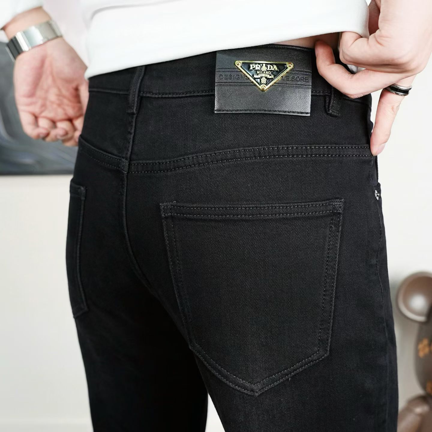 NO:596564,Prada autumn men's jeans original factory original fabric original wash water!  Imported original washed elastic fabric, complicated handicraft superposition, any washing process will turn into a completely different color effect if you stay for a few seconds longer, so it is more precious, especially durable and taste-resistant... Use the best elastic texture of tannin, genuine leather labels, high-end metal accessories... to create a unique and original jeans style!  Original hardware accessories, super correct fit, comfortable and breathable, extremely high grade, counter quality, handsome upper body. Size 29-38, prada, jeans, alexander wang19860909普拉达 秋季男士牛仔裤原厂原布原洗水！进口原版水洗弹力面料,复杂的手工艺叠加,任何一个洗水环节多停留几秒都会变成完全不一样的颜色效果,所以越加珍贵,特别持久、耐味…… 选用上乘的丹宁弹力质感,真皮皮牌、高定的金属辅料……打造出独特及原创的牛仔裤款型！原版五金辅料,版型超正,舒适透气,档次极高,专柜品质,上身帅气十足. 码数29-38,,prada,jeans,alexander wang,Men's clothing