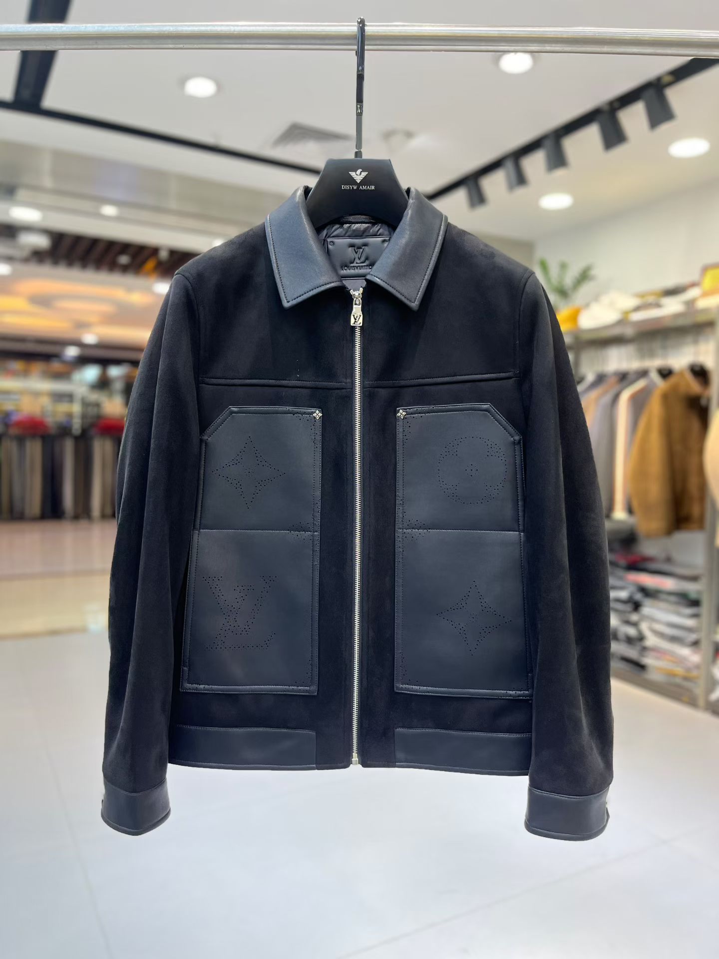 NO:600834,*Louis*ton* 2025 new fashion high-quality spliced ​​genuine leather casual jacket down series, the latest model of the original order is on the market, exquisite positioning embroidery, simple and elegant, comfortable fabrics, suitable for any scene, fashionable and handsome, and excellent hand feel. It is the choice of men who pay attention to practicality and quality. Original order wash quality, fashionable and durable, unique craftsmanship creates extraordinary quality. Sizes M~3XL,, louis vuitton, jackets & coats, down jacket, alexander wang19860909*路易*登*2025新款时尚高品质拼接真皮休闲外套羽绒系列,原单最新款上市拉, 精致定位刺绣,简洁大气,舒适面料,适合任何场面穿,时尚帅气 手感极佳 是注重实用和品质的男士的选择.原單洗水品質 时尚耐穿 独特工艺 造就不凡品质.尺码M~3XL,,louis vuitton,jackets & coats,down jacket,alexander wang,Men's clothing