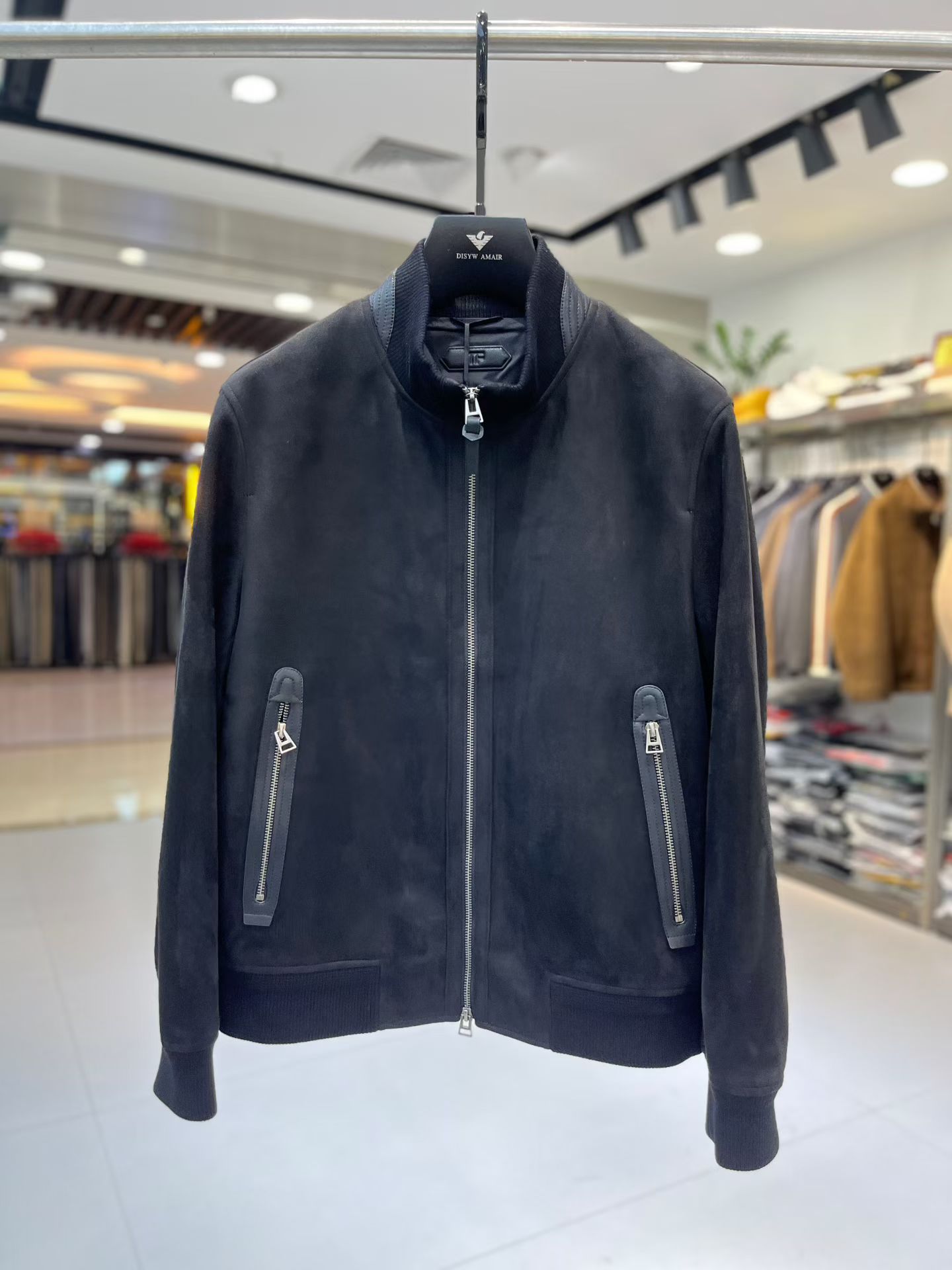 NO:600837,Autumn and winter new TF classic men's business casual down jacket: elegant and noble, with an improved pilot shape design, 90% duck down filling inside, with logo hardware double zipper accessories, retro and age-reducing but very fashionable, the cuffs and hem are designed with elastic, suede fabric imported from Italy  , the texture is as delicate as baby skin. It has superior stiffness, is quite elegant and fashionable! The color is light and versatile, and the upper body instantly highlights the spirit. It is full of style and can easily control various body shapes. It is a jacket that perfectly combines business commuting and outdoor leisure. It is a piece of equipment with extremely high wearability and attendance rate!  Color black, brown, size 48-56, tom ford,jackets & coats,jackets & coats,down jacket,chamois leather,alexander wang19860909秋冬新款TF经典男士商务休闲羽绒服夹克:优雅且高贵,每改良式的飞行员造型设计,内里90鸭绒填充,带logo五金双拉链配饰,复古减龄又非常时髦,袖口与下摆运用松紧设计,意大利客供进口麂皮面料,质感如婴儿皮肤一样细腻.挺括性优越,颇为优雅且时髦!配色轻熟百搭,上身瞬间凸显出精神感,型款十足,轻松驾驭各种身型,商务通勤与户外休闲完美兼备的一款外套,属于实穿性出勤率极高的一款装备! 颜色黑色,咖色 码数48-56,,tom ford,jackets & coats,jackets & coats,down jacket,chamois leather,alexander wang,Men's clothing