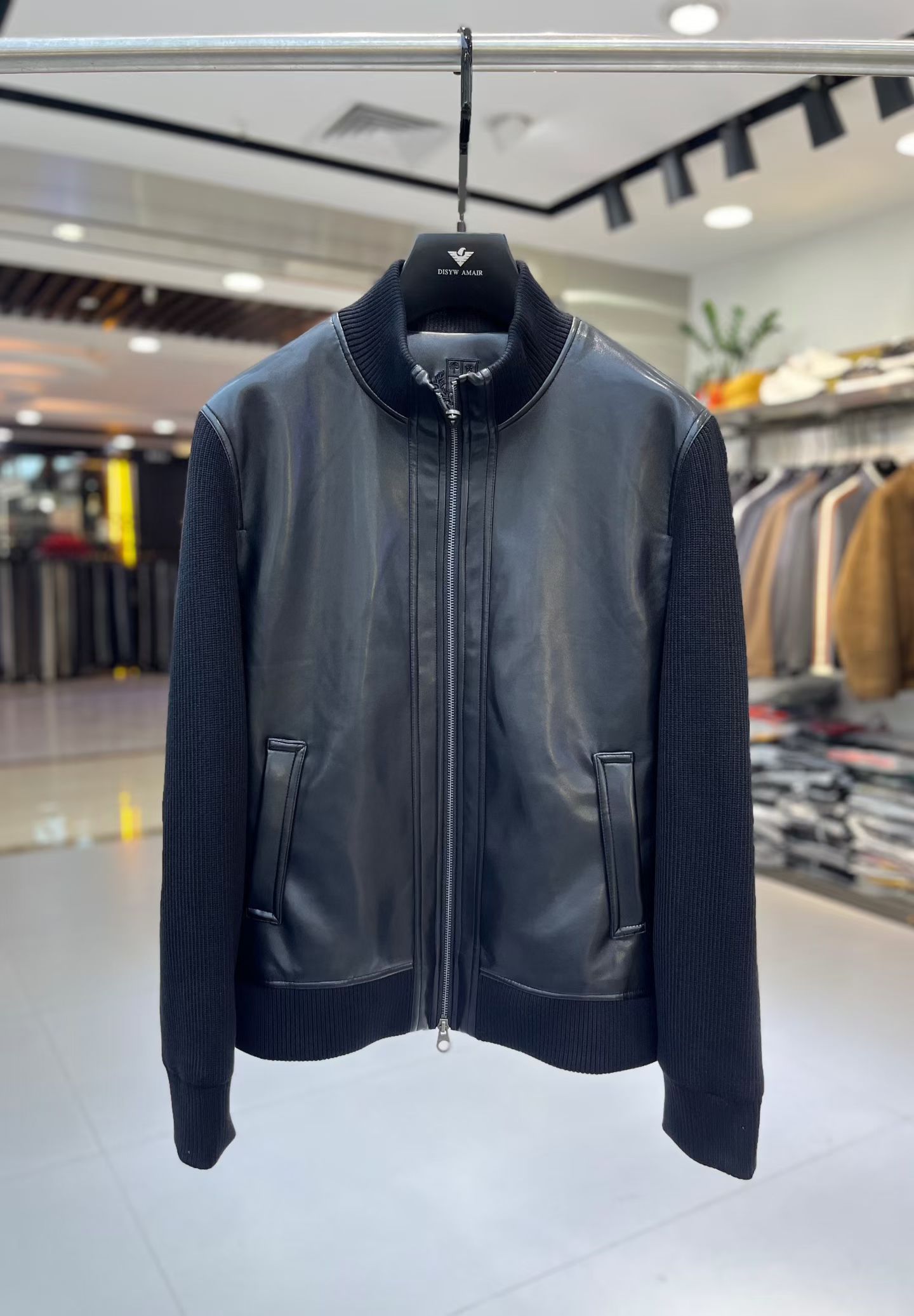 NO:600840,L Autumn and winter hooded knitted sleeves, light down, white duck down inside, light and stylish, not bulky on the upper body, typical Italian style fashion, trading company channel premium product  The fabric selection and craftsmanship are very sophisticated, which is in line with the aesthetic tone of the Z family. It is low-key and luxurious, elegant and noble. Every detail proves the brand's own high-end sense. The whole body interprets the Italian minimalist, capable and outdoor functional style. It is both elegant and harmonious. The upper body is full of shape. It is a treasure-level functional equipment that combines fashion sense and design sense. It creates a unique style item, improved pilot style design, classic hooded design, retro and age-reducing and very fashionable!  Fabrics imported from Italy. The texture is as delicate as baby skin. It has superior stiffness, is quite elegant and fashionable!  The color is light and versatile, the cut is smart and neat, the upper body instantly highlights the spirit, the style is full, and it can easily control various body types. It is a jacket that perfectly combines business commuting and outdoor leisure. It is a piece of equipment with extremely high wearability and attendance rate!  Color Black Size M L XL 2XL 3XL,,jackets & coats,down jacket,hats,alexander wang19860909L秋冬连帽针织袖轻薄羽绒 内冲白鸭绒,轻薄有型,上身不臃肿,颇具意大利典型风格的时装,贸易公司渠道臻品 在面料选取和工艺方面都相当考究,极符合Z家族美学基调,低调且奢华,优雅且高贵,每一个细节都在力证品牌自身的高级感,通体将意式的极简、干练和户外功能性风格极致诠释,亦庄亦谐,上身型款十足,集时装感与设计感的一款宝藏级功能型装备,塑造出别具一格的造型单品,改良式的飞行员造型设计,经典的连帽设计,复古减龄又非常时髦！ 意大利客供进口面料.质感如婴儿皮肤一样细腻.挺括性优越,颇为优雅且时髦！配色轻熟百搭,版型剪裁干练利落,上身瞬间凸显出精神感,型款十足,轻松驾驭各种身型,商务通勤与户外休闲完美兼备的一款外套,属于实穿性出勤率极高的一款装备！ 颜色黑色 码数M L XL 2XL 3XL,,jackets & coats,down jacket,hats,alexander wang,Men's clothing