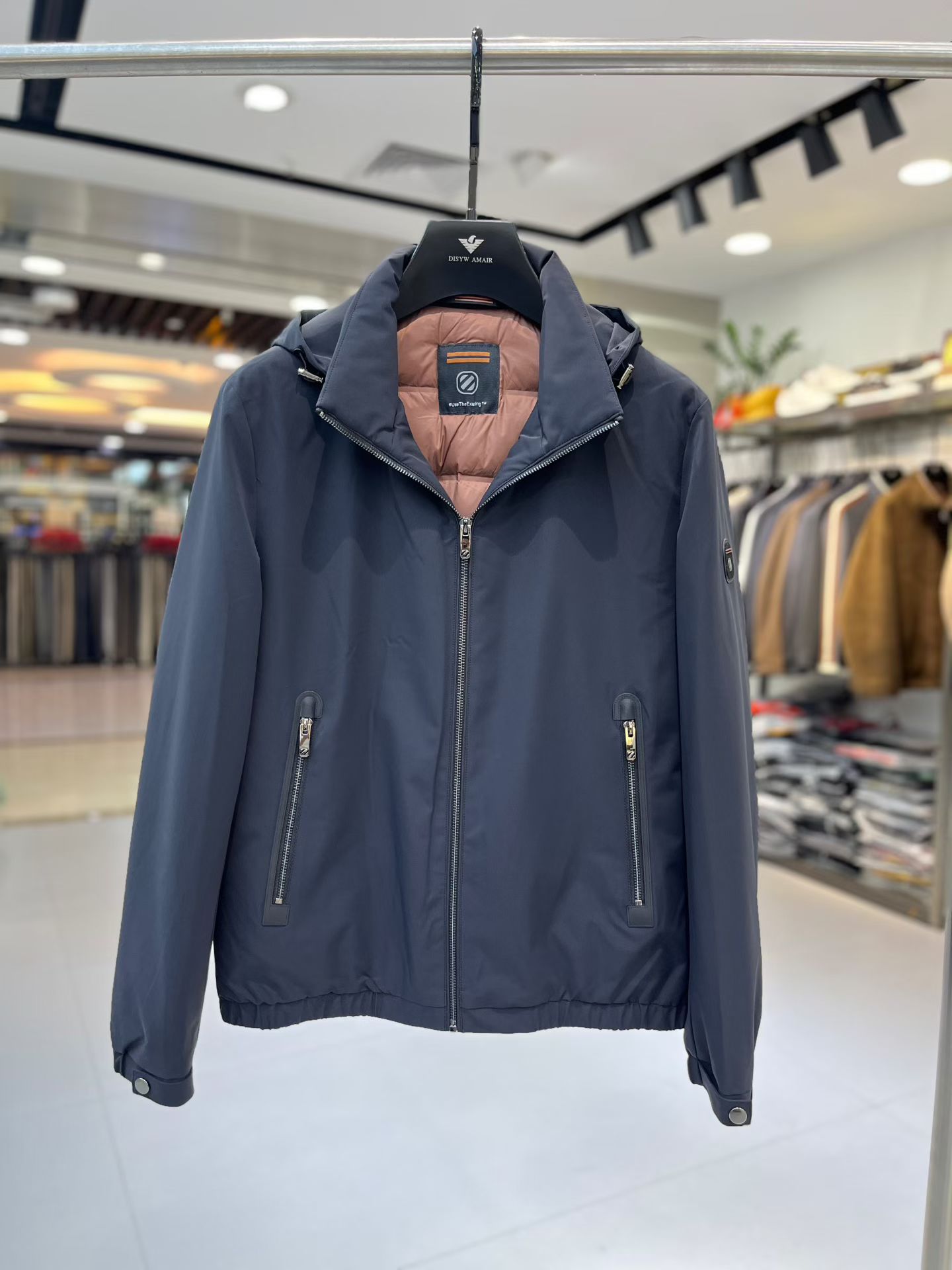 NO:600842,Ermenegildo Zegna 25 autumn and winter fashionable small hooded knitted sleeves and light down, filled with 80g-90 white duck down, light and stylish, not bloated on the upper body, quite typical Italian style fashion, trading company channel premium product  The fabric selection and craftsmanship are very sophisticated, which is very consistent with the aesthetic tone of the Z family. It is low-key and luxurious, elegant and noble. Every detail proves the brand's own high-end sense. The whole body embodies the Italian minimalist, capable and outdoor functional style to the extreme.  Interpretation, both elegant and harmonious, the upper body is full of shape, a treasure-level functional equipment that combines fashion sense and design sense, creating a unique styling item, improved pilot shape design, classic small stand-up collar design, retro and age-reducing and very fashionable!  Fabrics imported from Italy. The texture is as delicate as baby skin. It has superior stiffness, is quite elegant and fashionable!  The color is light and versatile, the cut is smart and neat, the upper body instantly highlights the spirit, the style is full, and it can easily control various body types. It is a jacket that perfectly combines business commuting and outdoor leisure. It is a piece of equipment with extremely high wearability and attendance rate!  Size M L XL 2XL 3XL,,zegna,jackets & coats,down jacket,hats,alexander wang19860909杰尼亚 25秋冬时尚小连帽针织袖轻薄羽绒 内冲80g-90白鸭绒,轻薄有型,上身不臃肿,颇具意大利典型风格的时装,贸易公司渠道臻品 在面料选取和工艺方面都相当考究,极符合Z家族美学基调,低调且奢华,优雅且高贵,每一个细节都在力证品牌自身的高级感,通体将意式的极简、干练和户外功能性风格极致诠释,亦庄亦谐,上身型款十足,集时装感与设计感的一款宝藏级功能型装备,塑造出别具一格的造型单品,改良式的飞行员造型设计,经典的小立领设计,复古减龄又非常时髦！ 意大利客供进口面料.质感如婴儿皮肤一样细腻.挺括性优越,颇为优雅且时髦！配色轻熟百搭,版型剪裁干练利落,上身瞬间凸显出精神感,型款十足,轻松驾驭各种身型,商务通勤与户外休闲完美兼备的一款外套,属于实穿性出勤率极高的一款装备！ 码数M L XL 2XL 3XL,,zegna,jackets & coats,down jacket,hats,alexander wang,Men's clothing