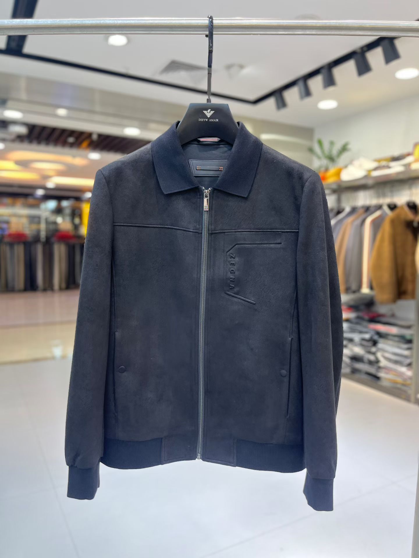 NO:600845,Ermenegildo Zegna's new suede lapel jacket and elk leather jacket for early autumn 25!  Trading company channels are rare, leading official website sales!  Men's high-end urban style stand-collar jacket. A favorite among platinum-level connoisseurs!  Characterized by thermal elements, smooth and delicate suede fabric, original fabric, a graceful item with unparalleled temperament!  When I encounter such an excellent product, I am willing to call it the strongest!  The style of this stand-up collar jacket is very distinctive and unique, with three-dimensional embroidery details and engraved metal pulls, showing a fashionable atmosphere, emphasizing the classic soul texture, highlighting the beauty of luxury fashion!  This style really has a natural high-street beauty, which can meet all your dressing needs and let you look down on the whole world with fashion!  Smooth and delicate suede fabric, stiff and comfortable, soft texture, simple lines and silhouettes are easy to wear with a decent and elegant texture. The suede texture has a retro feel and a strong autumn and winter flavor. The rich but unobtrusive ease shows the affinity and high-end sense of the clothing!  Heavy texture, full of exquisite details, loose and elegant, full of silhouette and layering. Excellent shape, unparalleled upper body effect, destined to be an excellent styling item for the street, and the number of repeat customers will be high!  Two colors are black and brown Size: 48-56 48 length 66 shoulder width 47 bust 112 sleeve length 63 50 length 67 shoulder width 48 bust 116 sleeve length 64 52 length 68 shoulder width 49 bust 120 sleeve length 65 54 length 69 shoulder width 50 bust 124 sleeve length 66  56 Length 70 Shoulder Width 51 Bust 128 Sleeve Length 67,,zegna,jackets & coats,jackets & coats,chamois leather,alexander wang19860909杰尼亚25早秋新款麂皮绒翻领夹克 麋鹿皮夹克外套！贸易公司渠道稀出,领先官网发售！男士高端都市风尚立领外套.白金级品鉴心水之物！热元素刻画,顺滑细腻的麂皮绒面料,原版面料,一款气质绝伦的妙曼单品！ 遇到一款如此的绝佳产物,我愿意称之其为最强！此款立领夹克的风格十分之鲜明独特,立体绣花细节,刻字金属拉头,彰显时髦气息,着重强调经典的灵魂质感,凸显奢华时尚之美！此款真的有着浑然天成的高街美感,满足你的一切穿搭所需,让你用潮流俯视整个世界！ 顺滑细腻的麂皮绒面料,挺括舒适,质地柔软,简洁的线条廓形容易穿出得体优雅的质感,麂皮绒质地具有复古感和浓浓秋冬气息的颜色,浓郁却不张扬的轻松就展现出了服装的亲和力和高级感！重磅质感,细节精致感十足,宽松有范,廓形、层次感十足.版型绝佳,上身效果无与伦比,注定属于出街的优秀造型单品,回头率爆表！ 两色入黑色 咖色 尺码:48-56 48衣长66肩宽47胸围112袖长63 50衣长67肩宽48胸围116袖长64 52衣长68肩宽49胸围120袖长65 54衣长69肩宽50胸围124袖长66 56衣长70肩宽51胸围128袖长67,,zegna,jackets & coats,jackets & coats,chamois leather,alexander wang,Men's clothing