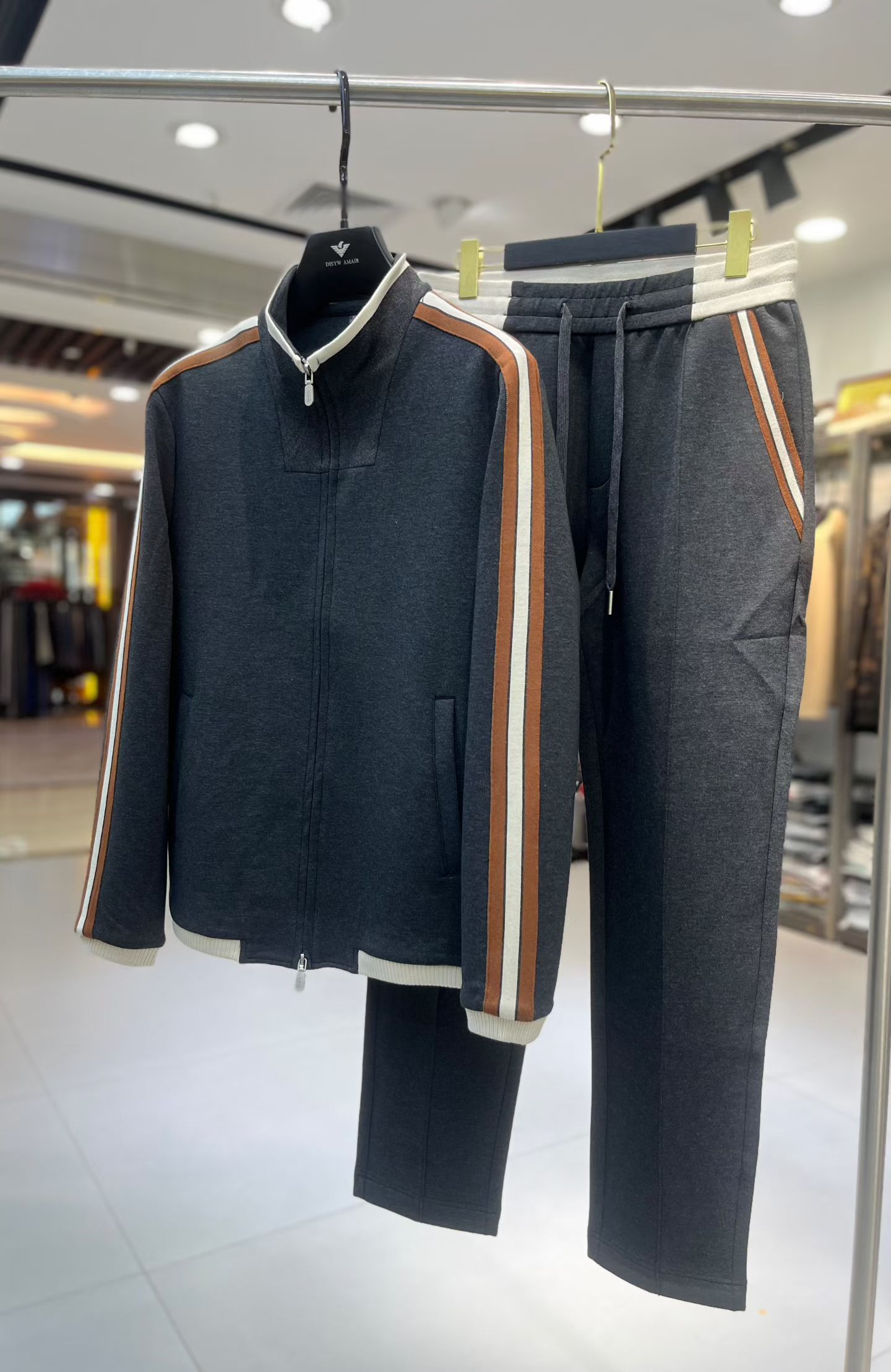 NO:598630,BC-Brunello Cucineli 2025 new autumn and winter men's casual suit, a fashionable and versatile item that many celebrities love to wear!  The zipper LOGO hardware is super nice. Friends who like classic simplicity must not miss this one!  The calm and elegant brand style has always been favored by the upper class! It is also the best choice for fashion items!  The upper body is so handsome, highly recommended!  !  !  The biggest attraction of this short-sleeved shirt is not only its own brand added value, but also the fact that this short-sleeved shirt is very cost-effective in terms of color matching and material!  Customized original exclusive fabric material design!  Eco-friendly washing, customized fabrics, and pre-shrinking treatment ensure a crisp fit. The combed cotton fabric feels super soft and smooth and absorbs sweat!  It does not deform after washing, feels comfortable and smooth, and the upper body is soft and comfortable. The classic fashionable lapel design is simple but not complicated, and it is very attractive!  Size M-3XL,, brunello cucinelli, T-shirt, alexander wang19860909BC-Brunello Cucineli 2025秋冬新款男士休闲套装,众多明星都爱穿的时尚百搭单品！拉链LOGO五金超级好看,喜欢经典简约的朋友,一定不能错过了这款！沉稳大气的品牌风格一直以来备受上层人士的青睐!也是时尚单品的不二之选！ 上身帅到爆了,强烈推荐！！！这件短袖最大的吸引力除了他本身的品牌附加值,更加肯定的是这款短袖无论在颜色搭配还是材质上都有很高的性价比！ 定制原版专属面料材质设计！环保水洗,定制面料,预缩处理,确保版型的挺括,精梳棉面料手感超柔顺滑又吸汗！洗水不变形,手感舒适顺滑,上身柔和舒适,经典的时尚翻领设计,精简不繁,很是耐看！码数M-3XL,,brunello cucinelli,T-shirt,alexander wang,Men's clothing