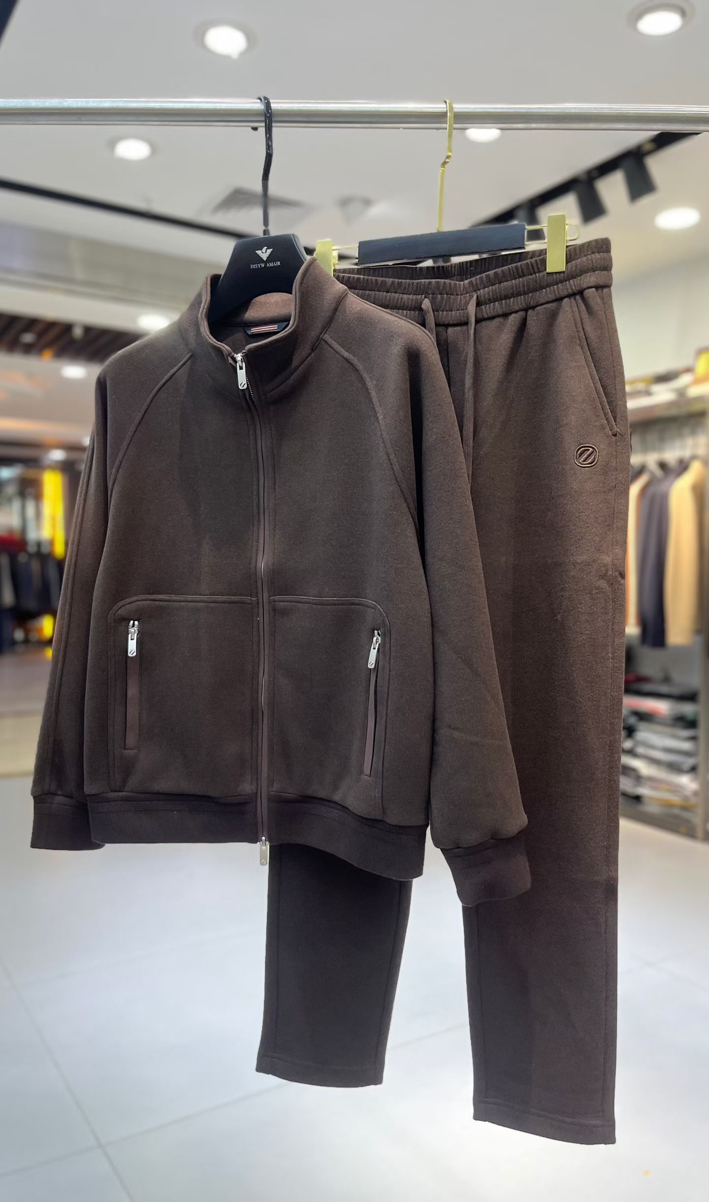 NO:598631,Ermenegildo Zegna's 2025 new autumn and winter men's casual suits, a fashionable and versatile item that many celebrities love to wear!  The zipper LOGO hardware is super nice. Friends who like classic simplicity must not miss this one!  The calm and elegant brand style has always been favored by the upper class! It is also the best choice for fashion items!  The upper body is so handsome, highly recommended!  !  !  The biggest attraction of this short-sleeved shirt is not only its own brand added value, but also the fact that this short-sleeved shirt is very cost-effective in terms of color matching and material!  Customized original exclusive fabric material design!  Eco-friendly washing, customized fabrics, and pre-shrinking treatment ensure a crisp fit. The combed cotton fabric feels super soft and smooth and absorbs sweat!  It does not deform after washing, feels comfortable and smooth, and the upper body is soft and comfortable. The classic fashionable lapel design is simple but not complicated, and it is very attractive!  Size M-3XL,,zegna,T-shirt,alexander wang19860909杰尼亚 2025秋冬新款男士休闲套装,众多明星都爱穿的时尚百搭单品！拉链LOGO五金超级好看,喜欢经典简约的朋友,一定不能错过了这款！沉稳大气的品牌风格一直以来备受上层人士的青睐!也是时尚单品的不二之选！ 上身帅到爆了,强烈推荐！！！这件短袖最大的吸引力除了他本身的品牌附加值,更加肯定的是这款短袖无论在颜色搭配还是材质上都有很高的性价比！ 定制原版专属面料材质设计！环保水洗,定制面料,预缩处理,确保版型的挺括,精梳棉面料手感超柔顺滑又吸汗！洗水不变形,手感舒适顺滑,上身柔和舒适,经典的时尚翻领设计,精简不繁,很是耐看！码数M-3XL,,zegna,T-shirt,alexander wang,Men's clothing