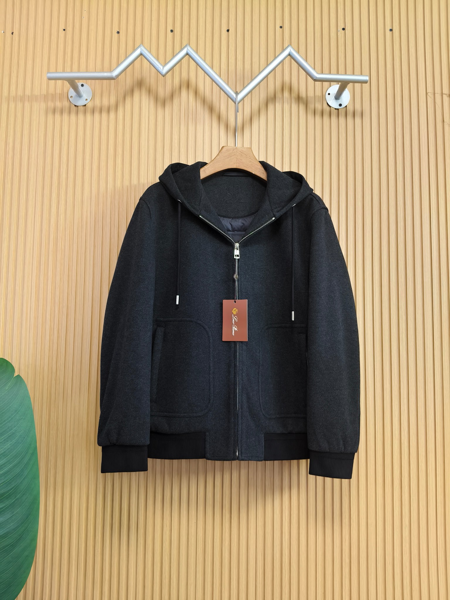 NO:599916,L autumn and winter knitted blended down jacket with 80g-90 white goose down **High-quality fabric** Selected 82 long-staple cotton yarn, soft and fluffy, warm and iron-fitting, combined with 18 Tencel, more comfortable for daily wear in autumn and winter. **Exquisite craftsmanship** Delicate topstitching, with grainy fluffiness of twill and woolen fabrics, durable and non-deformable, details highlight quality, leather stitching back collar and family logo, custom gunmetal pure copper zipper, superior texture  **Simple and versatile** Classic floral fur color + Loro Piana badge embroidery pattern, showing the old money style. Easily matched, wearing a gentleman's style. Sizes M-3XL,,loro piana,jackets & coats,down jacket,alexander wang19860909L秋冬款针织混纺羽绒外套 内冲80g-90白鹅绒 **高品质面料**精选82长绒棉纱,柔软蓬松,保暖熨贴,结合18天丝,秋冬日常穿着更舒适. **精致工艺**细腻明线衍缝,自带斜纹及毛织品的颗粒蓬松感,耐穿不变形,细节彰显品质,皮件拼接后领与家族徽标,定制枪色纯铜拉链,质感超群 **简约百搭**经典花毛色色+Loro Piana徽章绣花图案,尽现老钱风范.轻松搭配,穿出绅士风度 尺码M-3XL,,loro piana,jackets & coats,down jacket,alexander wang,Men's clothing