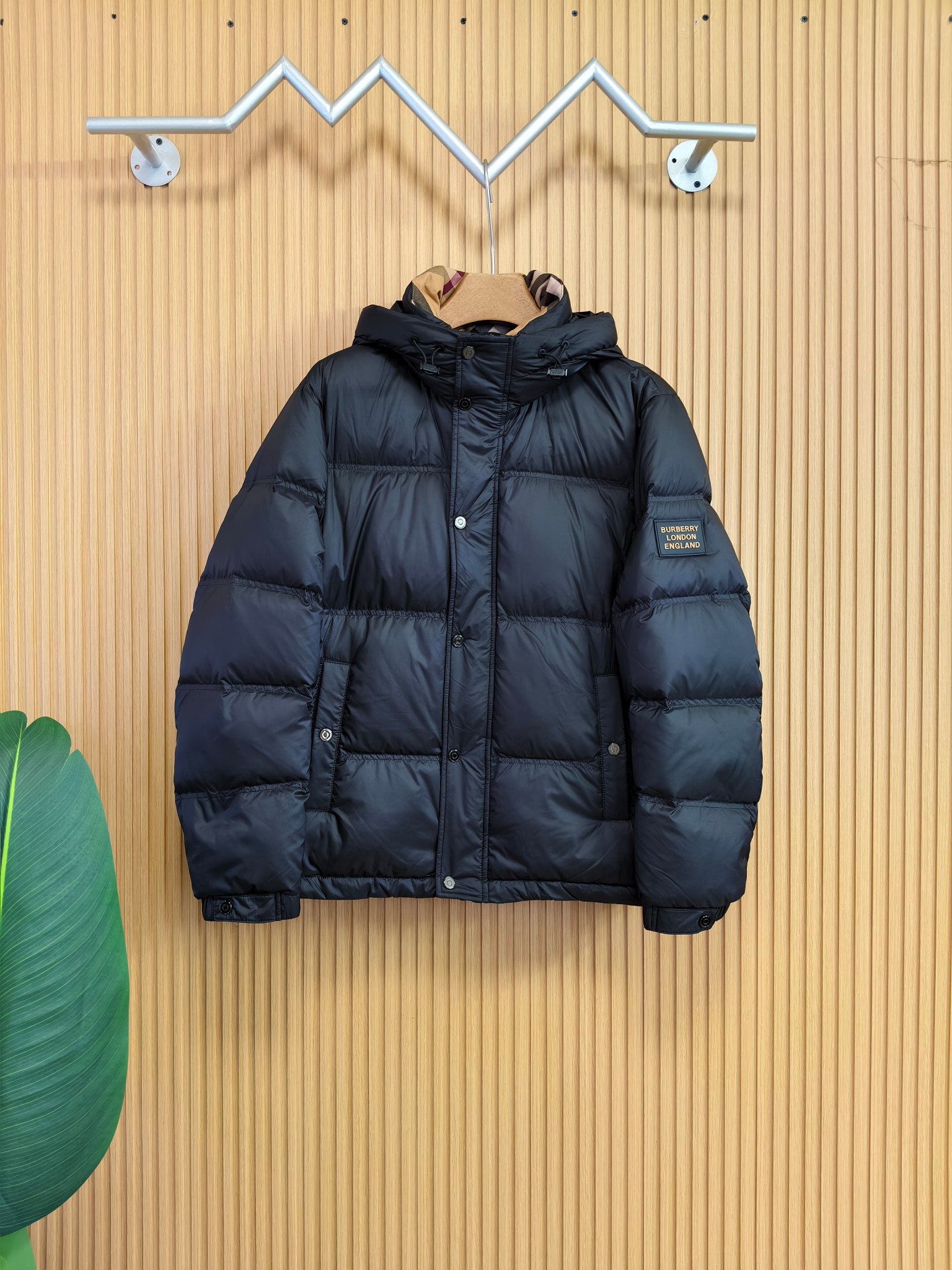 NO:599918,Down Burberry #25 Men's Fashion Hooded Down Jacket for Autumn and Winter. Light luxury, fashionable and casual style, light, warm and soft!  The low-key series is fashionable and versatile, just stylish!  Hong Kong trade order model, a super fairy item!  As a brand that everyone must look up to, their control over the supply of goods is unsurprisingly strict. The very cool, light and elegant hooded down jacket has a more attractive logo badge; the small hood design, functional diagonal pockets on both sides, and the textured original lacquered four-button buckle easily demonstrate the brand recognition and super specifications and performance. The upper body is absolutely eye-catching!  !  !  The overall material is also super durable!  Made of fabrics imported from Italy, it has the high-end feel of a century-old brand. The inner velvet content is made of 90% white goose down, 10% feathers, the whole body is quilted with full down, full of fluffiness, and has excellent resilience. The outer layer is nylon fabric. If you have any questions, you can disassemble it for inspection. It has a high amount of velvet, perfect shape, fashionable and not bloated. It interprets the simple aesthetic style of the series. The upper body is light and warm, and has a perfect cold-proof effect!  !A high-street luxury product that has both good looks and performance online. It is a super heavyweight that will definitely hit the street. Color Black Apricot Size M L XL 2XL 3XL,,burberry,burberry,down jacket,hats,alexander wang19860909羽绒 Burberry 巴宝莉#25秋冬男士时尚连帽羽绒服 轻奢时尚休闲风格,轻盈保暖柔软！低调系列时尚百搭,就是有型！香港贸易订单款,超级种草的神仙单品！作为大家都要仰视的品牌,他们对货源的把控也毫无悬念的严格,非常酷炫轻盈飘逸的连帽羽绒服 更具魅力感Logo徽章；小连帽设计,两侧功能性斜插的口袋,很有质感的原漆原版四合扣,轻松的彰显品牌辨识度跟超强规格性能,上身绝对超级惹眼！！！整体的材质也是超级能打！采用意大利进口面料打造,具有百年品牌的高端触感 内里绒子含量90白鹅绒打造,10羽毛,满身横线绗缝充绒饱满,蓬松感十足回弹性特别好,外层锦纶面料.如有疑问,可拆开检验,充绒量极高,版型完美,时尚不臃肿,演绎系列的简约美学风格,上身效果轻盈保暖,御寒效果满分! !一款颜值跟性能同步在线的高街奢物,绝对炸街的超级重磅 颜色黑色 杏色 码数M L XL 2XL 3XL,,burberry,burberry,down jacket,hats,alexander wang,Men's clothing