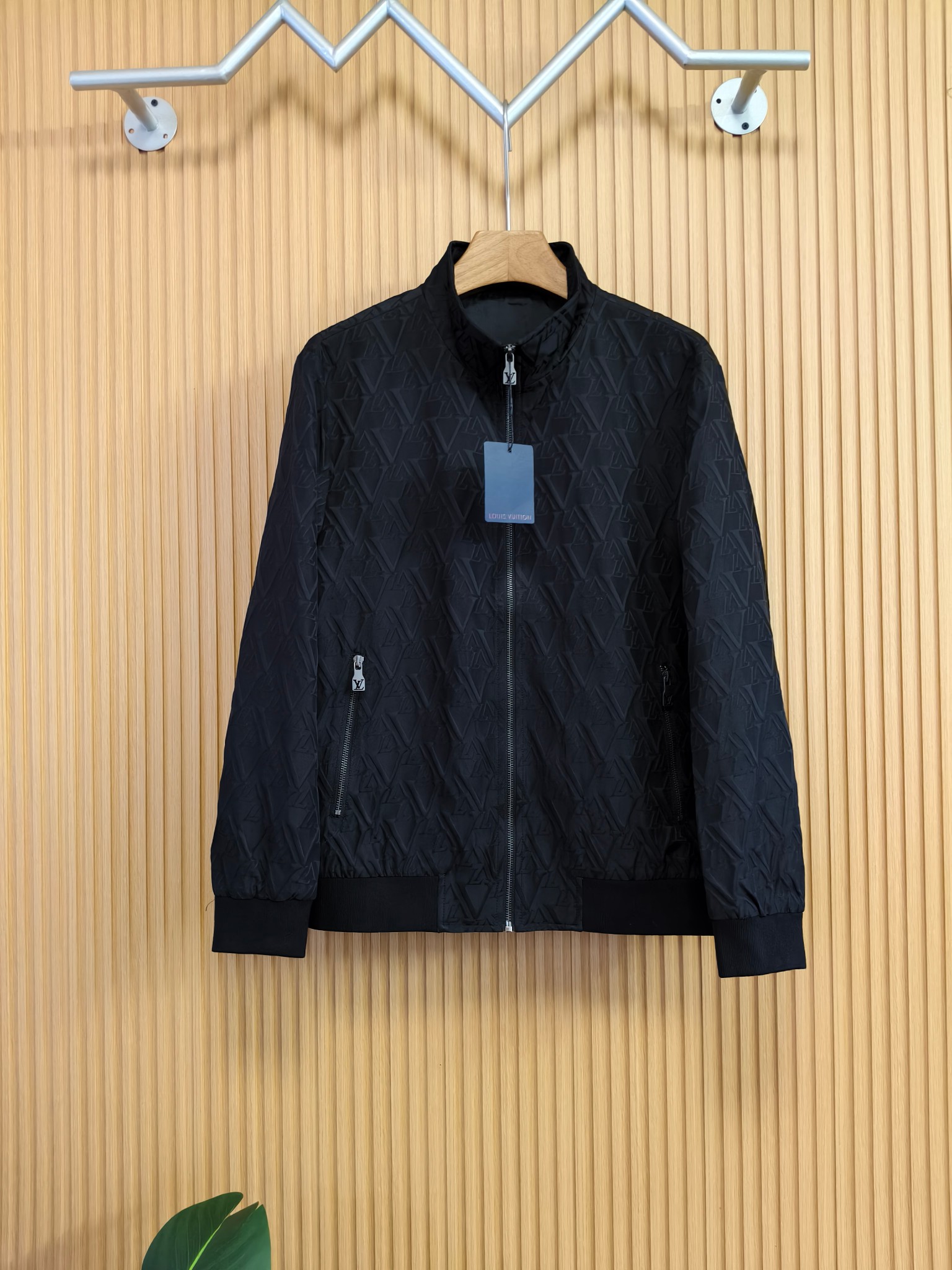 NO:596124,LV 2025ss new autumn and winter series casual jackets are on sale at the same time at the counter. Ultra-high-tech windbreaker jackets. Casual and fashionable. Imported memory polyester fiber fabric. Ultra-light and weightless. Light luxury and easy to match. Very exquisite workmanship details. Original hardware accessories. Pursue high-end and luxurious style. The version is not picky.  coats,alexander wang19860909LV 2025ss秋冬新款系列 休闲夹克外套 专柜同步发售 超高工艺的风衣外套 休闲时尚 进口记忆聚酯纤维面料 超轻盈无重感 轻奢好搭配 做工细节非常讲究 原版五金辅料配件 追求高端与奢华的风范 版型不挑身材 上身爆帅 爆款推荐 颜色:黑色 码数:48-56,,louis vuitton,jackets & coats,jackets & coats,alexander wang,Men's clothing