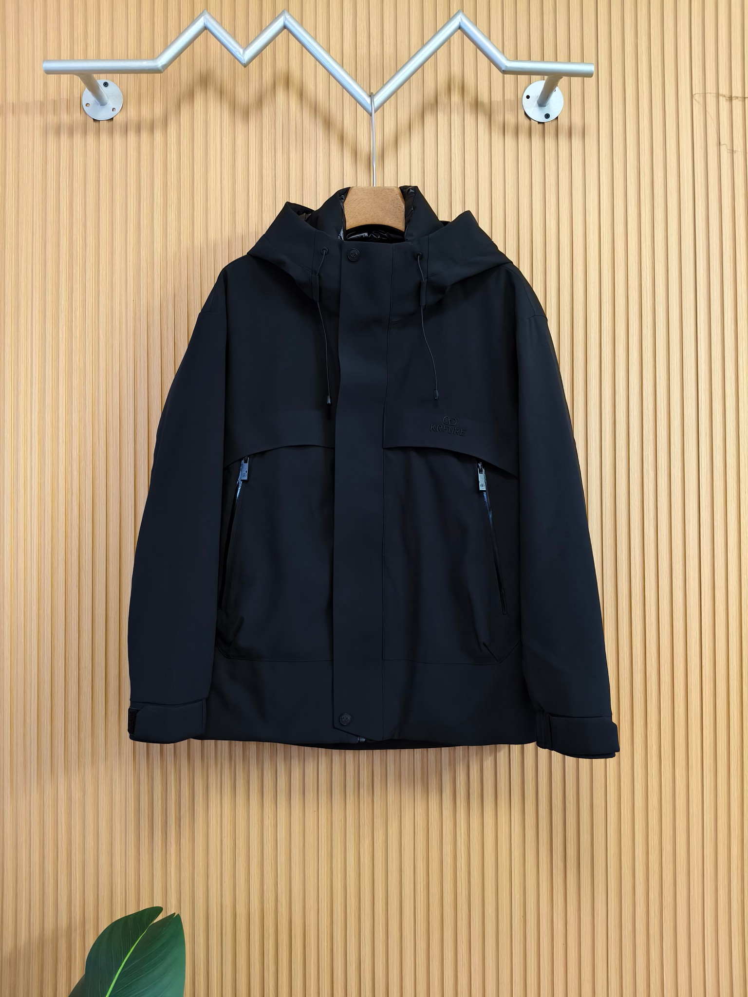 NO:596136,Valentino-2025 high-end new mid-length down!  It is filled with high-quality down, which has high fluffiness and strong temperature-locking properties. It can form a warm 'protective layer' in cold weather to resist low temperature attacks. The detachable hood design takes into account both styling flexibility and practicality; the three-dimensional quilting process not only fixes the down to prevent velvet running, but also creates a neat and crisp silhouette; large pocket design  It is both decorative and functional, making it easy to store small items. The outer fabric is made of windproof, high-density material. At the same time, the fabric has a high-grade texture and moderate gloss, which enhances the sophistication of the overall outfit. Code number: 48-56 (model 180/140 wears 50, valentino, down  jacket,hats,alexander wang19860909华伦天奴-2025高端新款中长款羽绒！采用高品质羽绒填充蓬松度高、锁温性强,能在寒冷天气里形成温暖“防护层”,抵御低温侵袭.拆卸连帽设计,兼顾造型灵活性与实用性；立体绗缝工艺,既固定羽绒防止跑绒,又塑造出利落挺括的廓形；大口袋设计兼具装饰性与功能性,方便放置随身小物.外层面料选用防风的高密材质,同时面料质感高级,光泽度适中,提升整体穿搭的精致感.码数:48-56(模特180/140穿50,,valentino,down jacket,hats,alexander wang,Men's clothing