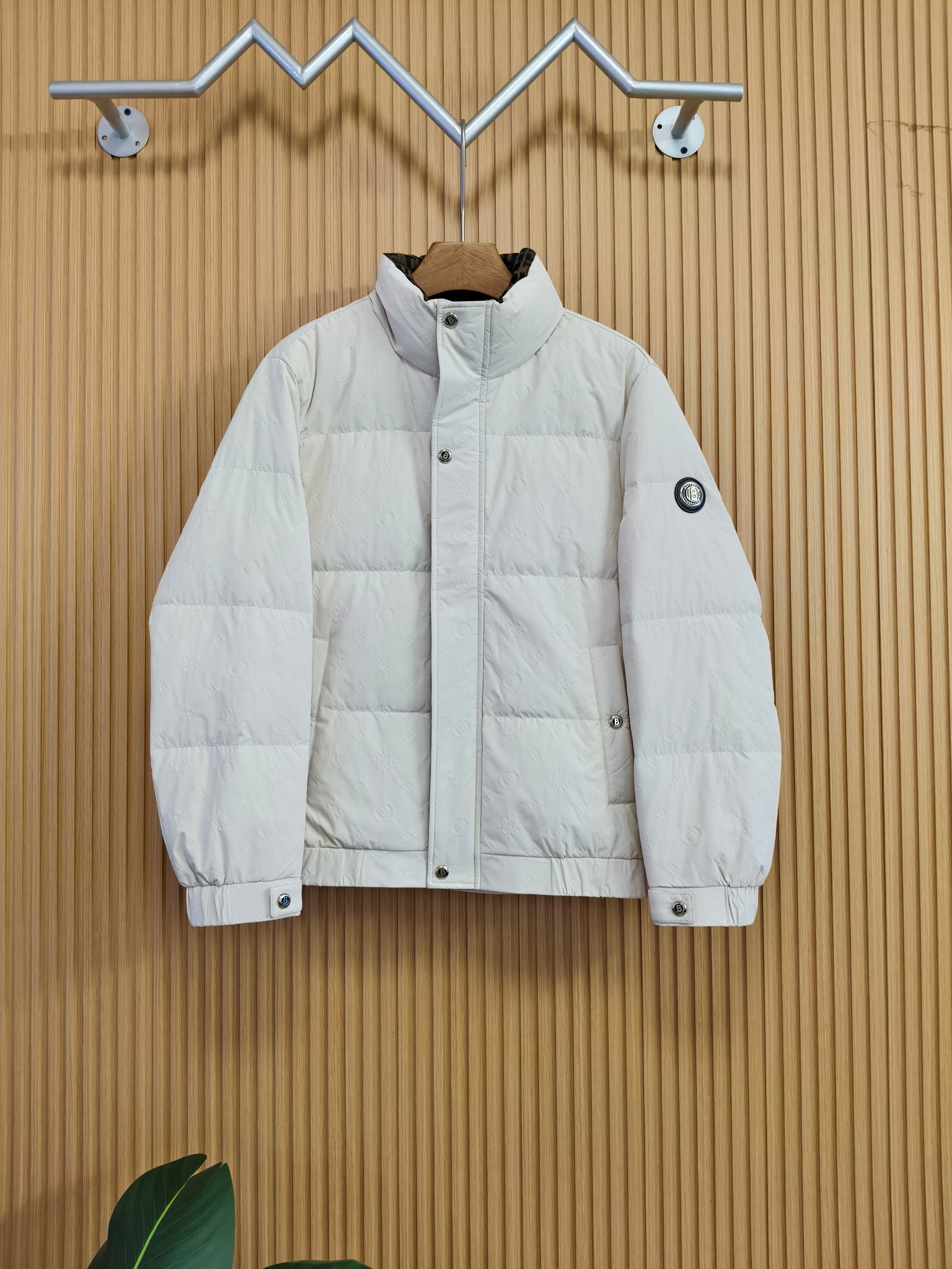 NO:596133,Burberry's new autumn and winter men's down jacket. The original 1:1 customized hardware accessories are all imported and customized. Counters are welcome to compare. Absolutely high quality. Made of top-grade 90 white duck down. Super soft. Filled with fluffy and full feathers. Super heavy fabrics with perfect workmanship. Pay attention to the fabrics are super comfortable. Exclusive model. Non-market goods. Sizes and codes. Codes M-3xL,,burberry,down jacket,alexander wang19860909巴宝莉 秋冬新款男士羽绒服 原版1:1订制五金配件全进口原版定制 欢迎专柜对比 绝对的高品质 采用顶级90白鸭绒 超柔软 充羽量蓬松饱满 超级重面料做工杠杠的版型完美 注意面料超舒服 独家款 非市场货 尺码码数.码数M-3xL,,burberry,down jacket,alexander wang,Men's clothing