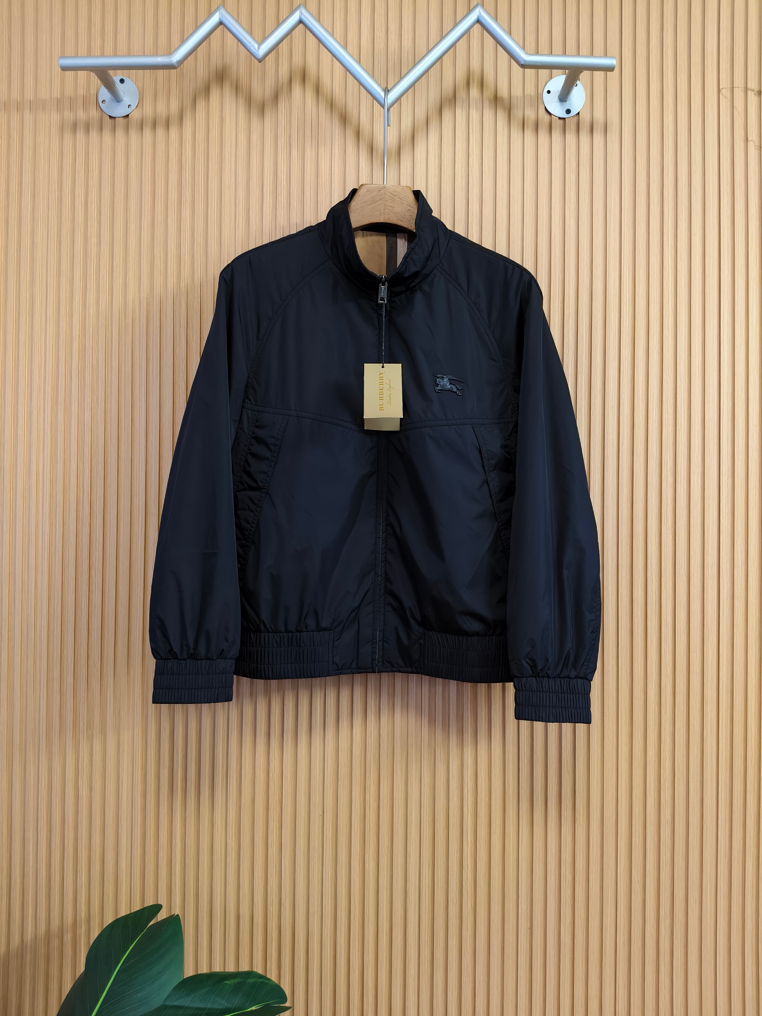 NO:596127,Burberry 2025ss new autumn and winter series casual jackets are on sale at the same time at the counter. Ultra-high-tech windbreaker jackets. Casual and fashionable. Imported memory polyester fiber fabric. Ultra-light and weightless. Light luxury and easy to match. The workmanship details are very particular. Original hardware accessories. The pursuit of high-end and luxurious style. The version is not specific to the figure. The upper body is handsome. Popular recommendation. Color: black. Code number: 48-56,,burberry,jackets & coats,jackets &  coats,alexander wang19860909巴宝莉 2025ss秋冬新款系列 休闲夹克外套 专柜同步发售 超高工艺的风衣外套 休闲时尚 进口记忆聚酯纤维面料 超轻盈无重感 轻奢好搭配 做工细节非常讲究 原版五金辅料配件 追求高端与奢华的风范 版型不挑身材 上身爆帅 爆款推荐 颜色:黑色 码数:48-56,,burberry,jackets & coats,jackets & coats,alexander wang,Men's clothing