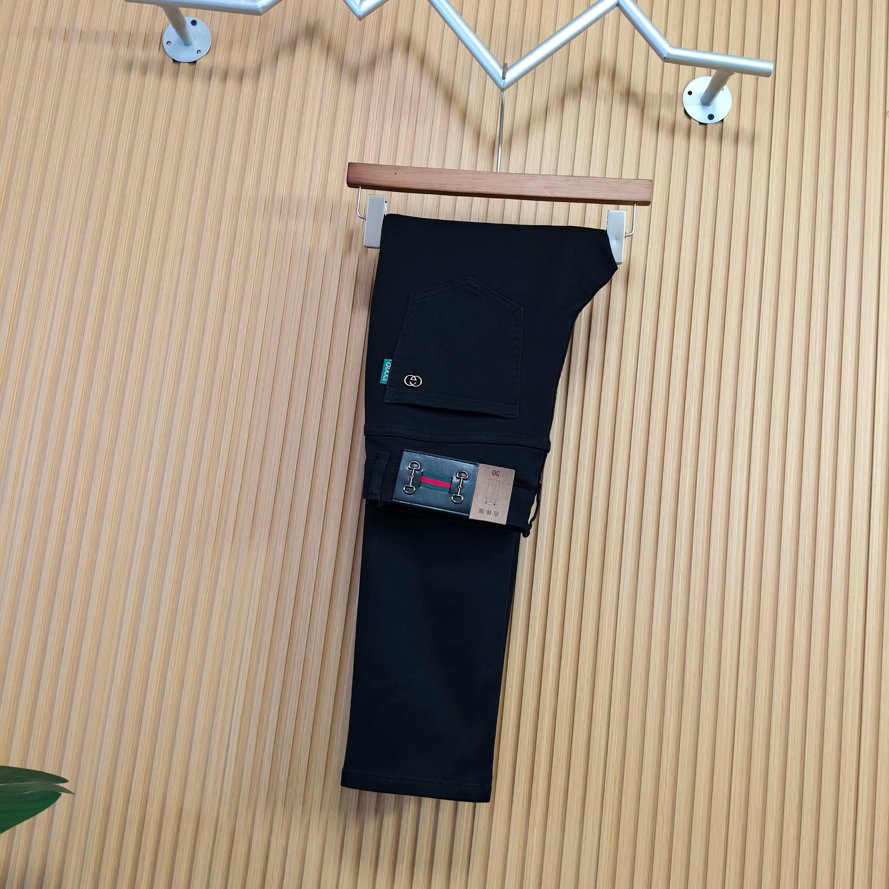 NO:680891,Gucci men's denim jeans, official album and poster outfit style!  High-grade imported denim raw color fabrics are supplied to customers, and the pure 13oz denim fabrics from Okayama, Japan are specially selected. Heavy-duty environmentally friendly plant enzyme washing process is used. The texture has a light retro color, which is quite beautiful and is very suitable for autumn and winter color matching. The fabric is soft and delicate after washing, but has strong bones and a slight stretch, providing an excellent comfortable experience. There is no damage from any technological elements throughout the body, retaining the purest tannin color!  The details throughout the body are perfect, exquisite and sophisticated. The latest leather label on the waist highlights the brand's characteristics. The hardware accessories, leather label and wiring all reflect the craftsmanship!  The silhouette is perfectly tailored and has excellent butt lift and slimming effect. It can be easily matched with any top in the wardrobe. It has wide compatibility and is suitable for various daily wear. The upper body is full of style. It is a must-have trousers for those who are obsessed with quality control and 1V!  Size 29-38 No 37,,gucci,jeans,19860909古驰 男士丹宁牛仔裤,官宣画册海报穿搭款！ 客供高级进口的丹宁原色面料,特选日本冈山纯正13oz 盎司牛仔布料,重磅环保植物酵素水洗工艺,肌理有着淡淡的复古色彩,相当漂亮,极符合秋冬的配色,面料经过水洗后柔软细腻,但筋骨感极强,且略带弹力,提供了绝佳的舒适体验,通身无任何工艺元素破坏,保留了最纯粹的丹宁本色！通身细节完美如斯,精湛且考究,最新的腰部皮标彰显了品牌特质,五金配件、皮标、走线无不体现出匠心工艺！版型剪裁完美,提臀修身效果绝佳,可轻松横扫衣橱任何的上装搭配,兼容性广泛,满足于日常各种穿搭,上身型款十足,于品质控及1V迷控者必入型裤装！ 尺码29-38 无37,,gucci,jeans,,Men's clothing