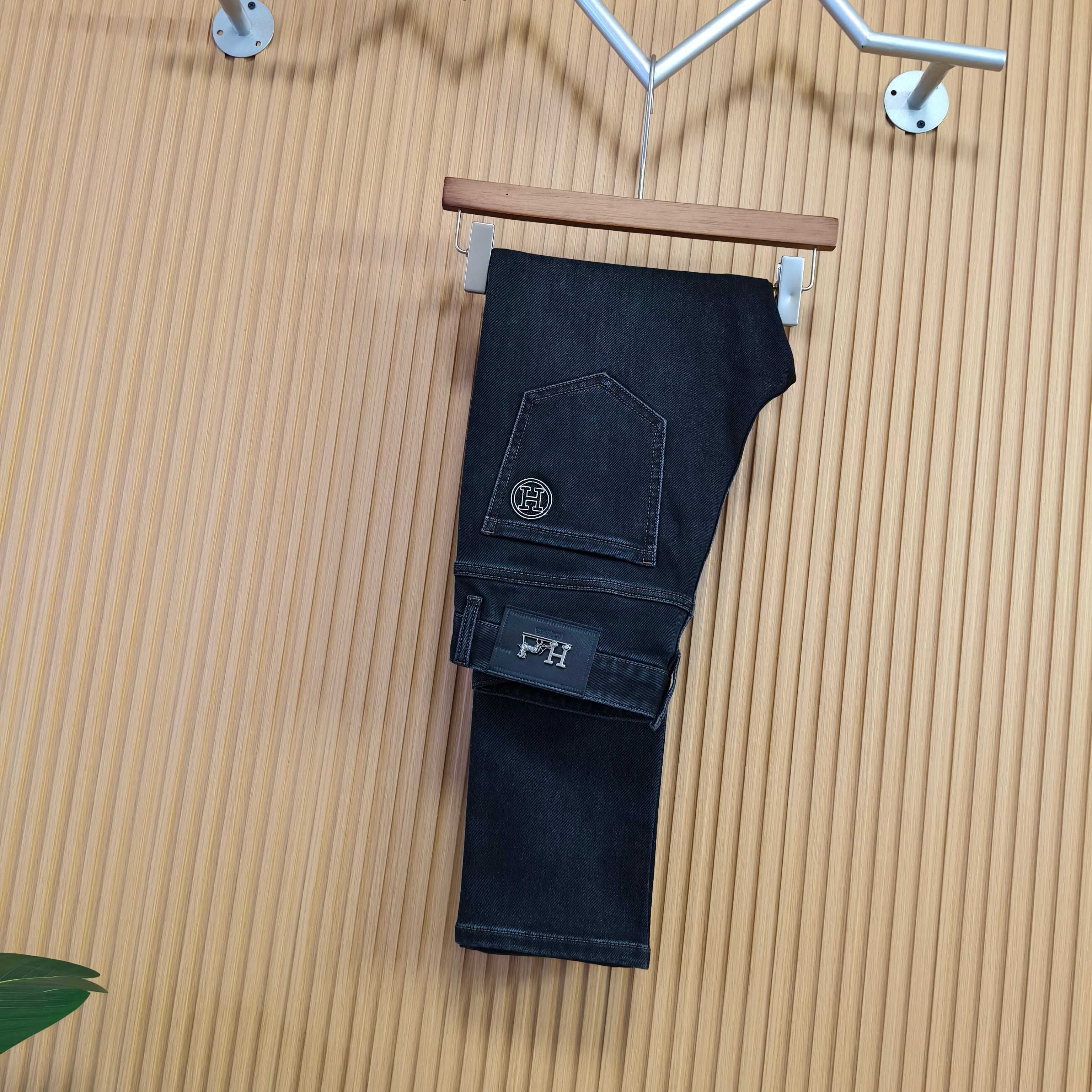 NO:680901,Hermès men's denim jeans, official album and poster outfit style!  High-grade imported denim raw color fabrics are supplied to customers, and the pure 13oz denim fabrics from Okayama, Japan are specially selected. Heavy-duty environmentally friendly plant enzyme washing process is used. The texture has a light retro color, which is quite beautiful and is very suitable for autumn and winter color matching. The fabric is soft and delicate after washing, but has strong bones and a slight stretch, providing an excellent comfortable experience. There is no damage from any technological elements throughout the body, retaining the purest tannin color!  The details throughout the body are perfect, exquisite and sophisticated. The latest leather label on the waist highlights the brand's characteristics. The hardware accessories, leather label and wiring all reflect the craftsmanship!  The silhouette is perfectly tailored and has excellent butt lift and slimming effect. It can be easily matched with any top in the wardrobe. It has wide compatibility and is suitable for various daily wear. The upper body is full of style. It is a must-have trousers for those who are obsessed with quality control and 1V!  Size 29-38 No 37,,hermes,jeans,19860909爱马仕 男士丹宁牛仔裤,官宣画册海报穿搭款！ 客供高级进口的丹宁原色面料,特选日本冈山纯正13oz 盎司牛仔布料,重磅环保植物酵素水洗工艺,肌理有着淡淡的复古色彩,相当漂亮,极符合秋冬的配色,面料经过水洗后柔软细腻,但筋骨感极强,且略带弹力,提供了绝佳的舒适体验,通身无任何工艺元素破坏,保留了最纯粹的丹宁本色！通身细节完美如斯,精湛且考究,最新的腰部皮标彰显了品牌特质,五金配件、皮标、走线无不体现出匠心工艺！版型剪裁完美,提臀修身效果绝佳,可轻松横扫衣橱任何的上装搭配,兼容性广泛,满足于日常各种穿搭,上身型款十足,于品质控及1V迷控者必入型裤装！ 尺码29-38 无37,,hermes,jeans,,Men's clothing