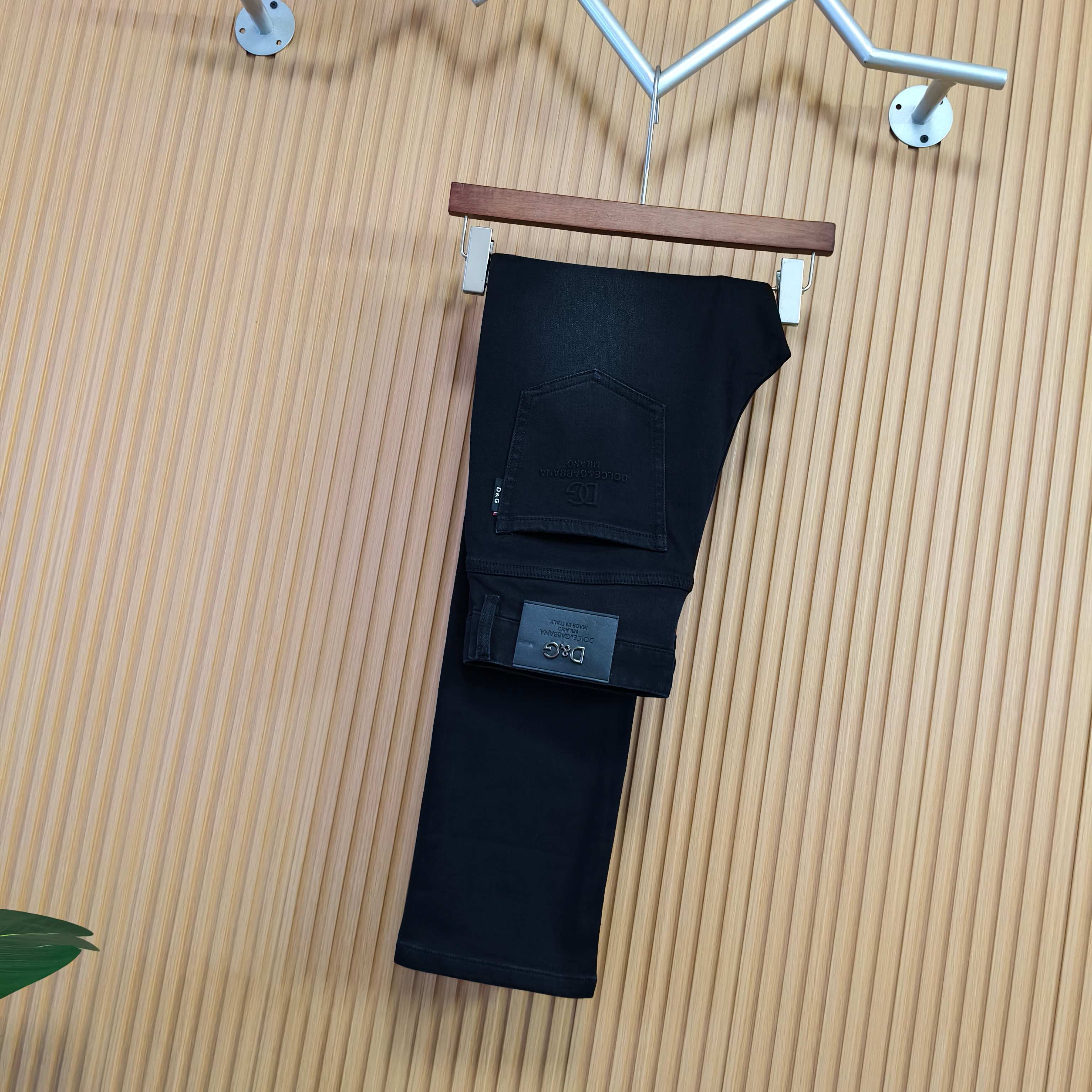 NO:680907,DG men's denim jeans, official album and poster outfit style!  High-grade imported denim raw color fabrics are supplied to customers, and the pure 13oz denim fabrics from Okayama, Japan are specially selected. Heavy-duty environmentally friendly plant enzyme washing process is used. The texture has a light retro color, which is quite beautiful and is very suitable for autumn and winter color matching. The fabric is soft and delicate after washing, but has strong bones and a slight stretch, providing an excellent comfortable experience. There is no damage from any technological elements throughout the body, retaining the purest tannin color!  The details throughout the body are perfect, exquisite and sophisticated. The latest leather label on the waist highlights the brand's characteristics. The hardware accessories, leather label and wiring all reflect the craftsmanship!  The silhouette is perfectly tailored and has excellent butt lift and slimming effect. It can be easily matched with any top in the wardrobe. It has wide compatibility and is suitable for various daily wear. The upper body is full of style. It is a must-have trousers for those who are obsessed with quality control and 1V!  Size 29-38 no 37,,jeans,19860909DG 男士丹宁牛仔裤,官宣画册海报穿搭款！ 客供高级进口的丹宁原色面料,特选日本冈山纯正13oz 盎司牛仔布料,重磅环保植物酵素水洗工艺,肌理有着淡淡的复古色彩,相当漂亮,极符合秋冬的配色,面料经过水洗后柔软细腻,但筋骨感极强,且略带弹力,提供了绝佳的舒适体验,通身无任何工艺元素破坏,保留了最纯粹的丹宁本色！通身细节完美如斯,精湛且考究,最新的腰部皮标彰显了品牌特质,五金配件、皮标、走线无不体现出匠心工艺！版型剪裁完美,提臀修身效果绝佳,可轻松横扫衣橱任何的上装搭配,兼容性广泛,满足于日常各种穿搭,上身型款十足,于品质控及1V迷控者必入型裤装！ 尺码29-38 无37,,jeans,,Men's clothing