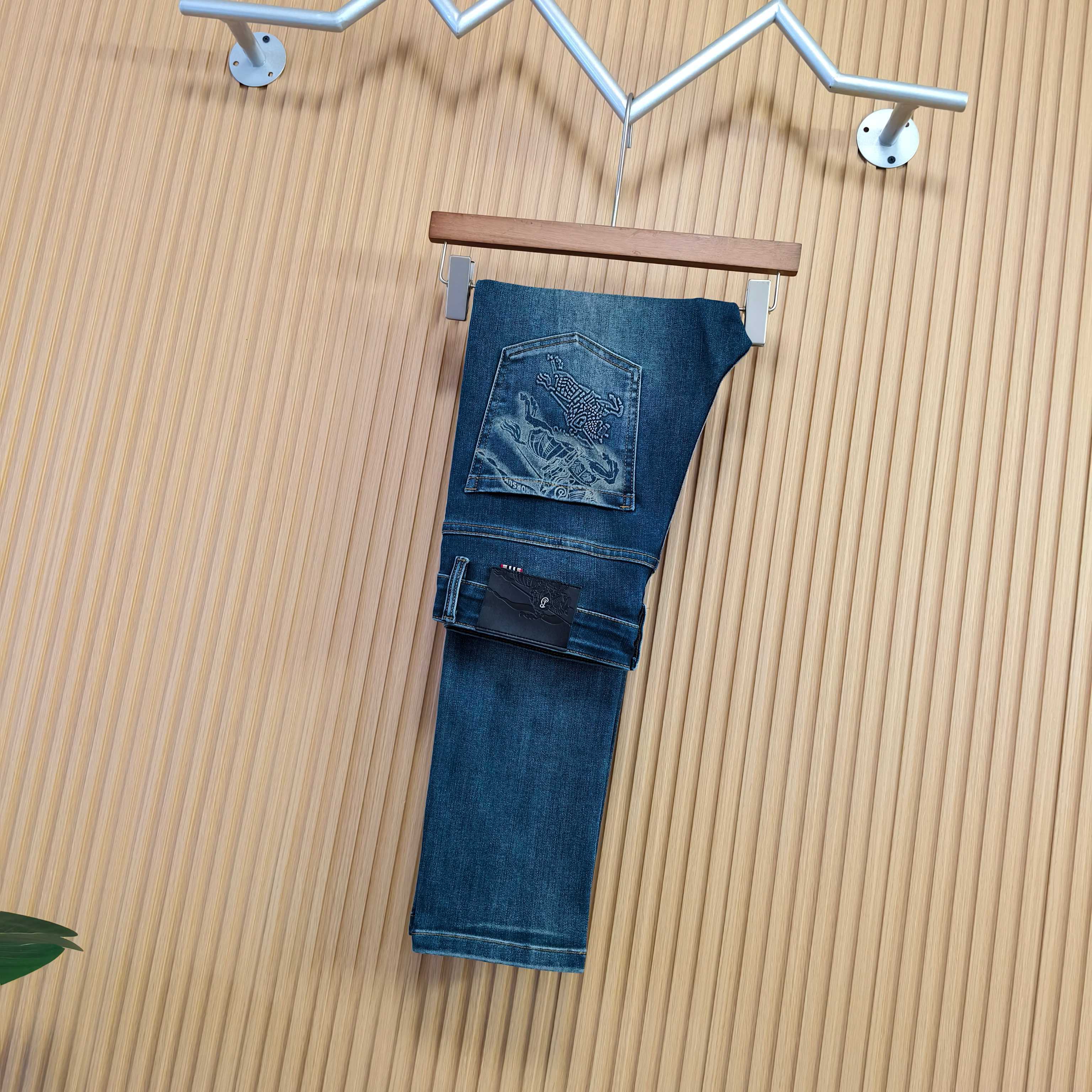 NO:680915,Burberry men's denim jeans, official album and poster style!  High-grade imported denim raw color fabrics are supplied to customers, and the pure 13oz denim fabrics from Okayama, Japan are specially selected. Heavy-duty environmentally friendly plant enzyme washing process is used. The texture has a light retro color, which is quite beautiful and is very suitable for autumn and winter color matching. The fabric is soft and delicate after washing, but has strong bones and a slight stretch, providing an excellent comfortable experience. There is no damage from any technological elements throughout the body, retaining the purest tannin color!  The details throughout the body are perfect, exquisite and sophisticated. The latest leather label on the waist highlights the brand's characteristics. The hardware accessories, leather label and wiring all reflect the craftsmanship!  The silhouette is perfectly tailored and has excellent butt lift and slimming effect. It can be easily matched with any top in the wardrobe. It has wide compatibility and is suitable for various daily wear. The upper body is full of style. It is a must-have trousers for those who are obsessed with quality control and 1V!  Size 29-38 No 37,,burberry,jeans,19860909巴宝莉 男士丹宁牛仔裤,官宣画册海报穿搭款！ 客供高级进口的丹宁原色面料,特选日本冈山纯正13oz 盎司牛仔布料,重磅环保植物酵素水洗工艺,肌理有着淡淡的复古色彩,相当漂亮,极符合秋冬的配色,面料经过水洗后柔软细腻,但筋骨感极强,且略带弹力,提供了绝佳的舒适体验,通身无任何工艺元素破坏,保留了最纯粹的丹宁本色！通身细节完美如斯,精湛且考究,最新的腰部皮标彰显了品牌特质,五金配件、皮标、走线无不体现出匠心工艺！版型剪裁完美,提臀修身效果绝佳,可轻松横扫衣橱任何的上装搭配,兼容性广泛,满足于日常各种穿搭,上身型款十足,于品质控及1V迷控者必入型裤装！ 尺码29-38 无37,,burberry,jeans,,Men's clothing