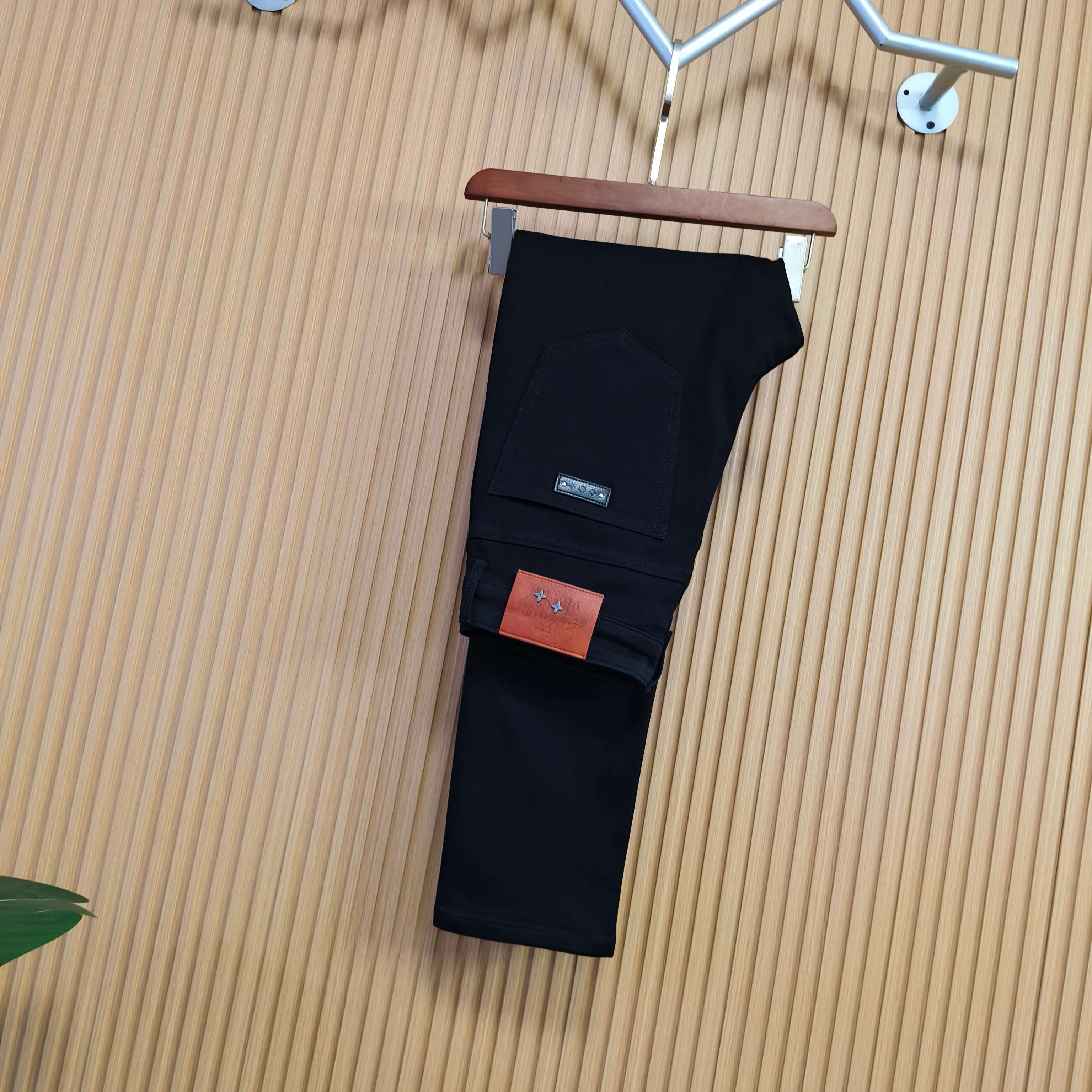 NO:680848,LV men's denim jeans, official album and poster outfit style!  High-grade imported denim raw color fabrics are supplied to customers, and the pure 13oz denim fabrics from Okayama, Japan are specially selected. Heavy-duty environmentally friendly plant enzyme washing process is used. The texture has a light retro color, which is quite beautiful and is very suitable for autumn and winter color matching. The fabric is soft and delicate after washing, but has strong bones and a slight stretch, providing an excellent comfortable experience. There is no damage from any technological elements throughout the body, retaining the purest tannin color!  The details throughout the body are perfect, exquisite and sophisticated. The latest leather label on the waist highlights the brand's characteristics. The hardware accessories, leather label and wiring all reflect the craftsmanship!  The silhouette is perfectly tailored and has excellent butt lift and slimming effect. It can be easily matched with any top in the wardrobe. It has wide compatibility and is suitable for various daily wear. The upper body is full of style. It is a must-have trousers for those who are obsessed with quality control and 1V!  Size 29-38 No 37,,louis vuitton,jeans,19860909LV 男士丹宁牛仔裤,官宣画册海报穿搭款！ 客供高级进口的丹宁原色面料,特选日本冈山纯正13oz 盎司牛仔布料,重磅环保植物酵素水洗工艺,肌理有着淡淡的复古色彩,相当漂亮,极符合秋冬的配色,面料经过水洗后柔软细腻,但筋骨感极强,且略带弹力,提供了绝佳的舒适体验,通身无任何工艺元素破坏,保留了最纯粹的丹宁本色！通身细节完美如斯,精湛且考究,最新的腰部皮标彰显了品牌特质,五金配件、皮标、走线无不体现出匠心工艺！版型剪裁完美,提臀修身效果绝佳,可轻松横扫衣橱任何的上装搭配,兼容性广泛,满足于日常各种穿搭,上身型款十足,于品质控及1V迷控者必入型裤装！ 尺码29-38 无37,,louis vuitton,jeans,,Men's clothing