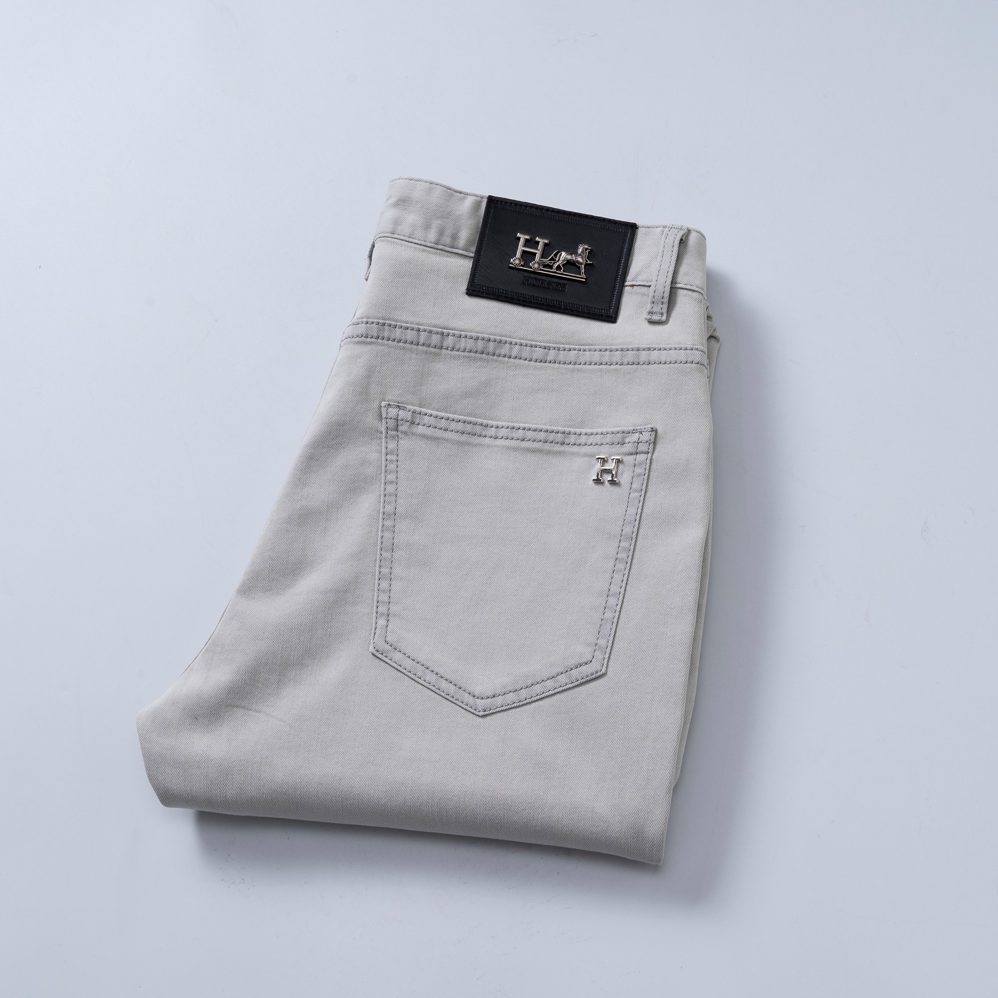 NO:732942,Hermes 2026ss new slim straight jeans for spring and summer, perfect washing process, customized top hardware logo, exclusive customized micro-elastic fabric, code number 29-38,,hermes,jeans,19860909爱马仕 2026ss春夏新款修身小直筒牛仔裤 完美洗水工艺 定制顶级五金logo 独家定制微弹面料 码数29-38,,hermes,jeans,,Men's clothing