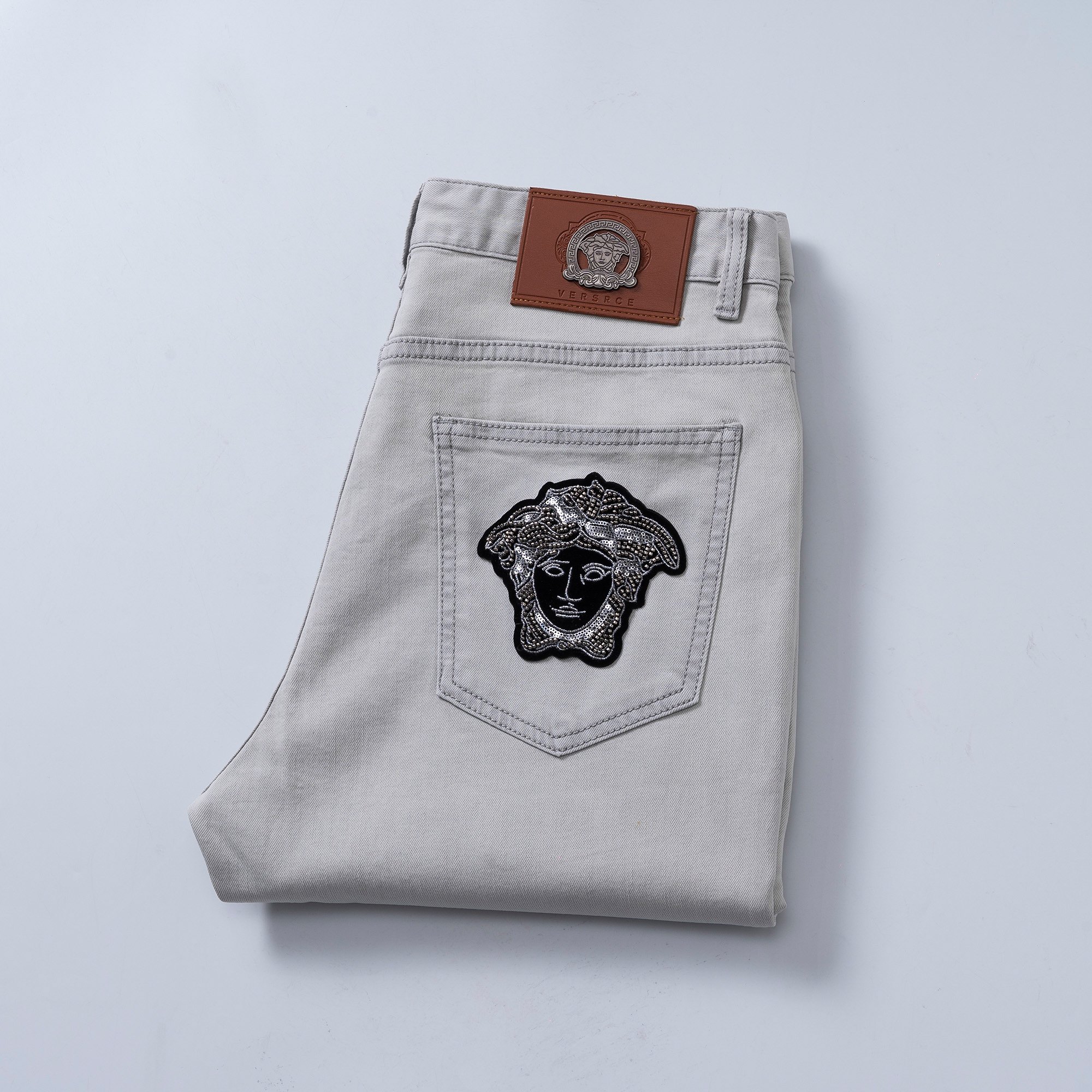 NO:734819,Versace 2026ss spring and summer new slim straight jeans, perfect washing process, customized top hardware logo, exclusive customized micro-elastic fabric, code number 29-38,,versace,jeans,19860909范思哲 2026ss春夏新款修身小直筒牛仔裤 完美洗水工艺 定制顶级五金logo 独家定制微弹面料 码数29-38,,versace,jeans,,Men's clothing