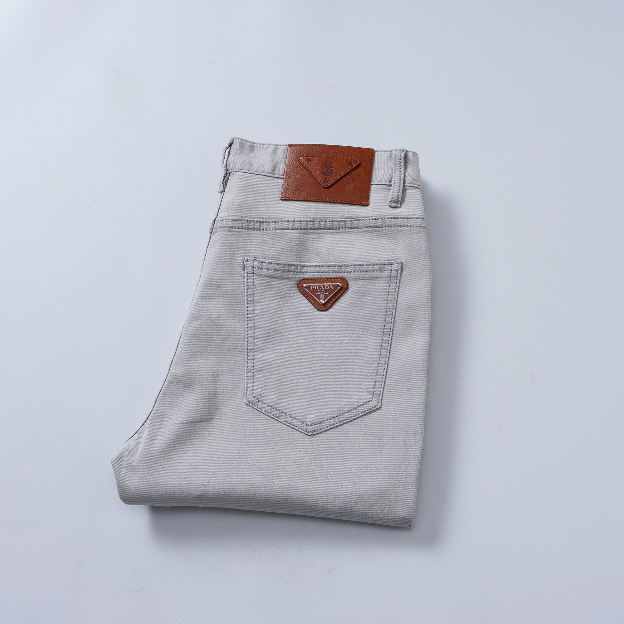 NO:734824,Prada 2026ss spring and summer new slim straight jeans, perfect washing process, customized top hardware logo, exclusive customized micro-elastic fabric, code number 29-38,, prada,jeans,19860909普拉达 2026ss春夏新款修身小直筒牛仔裤 完美洗水工艺 定制顶级五金logo 独家定制微弹面料 码数29-38,,prada,jeans,,Men's clothing