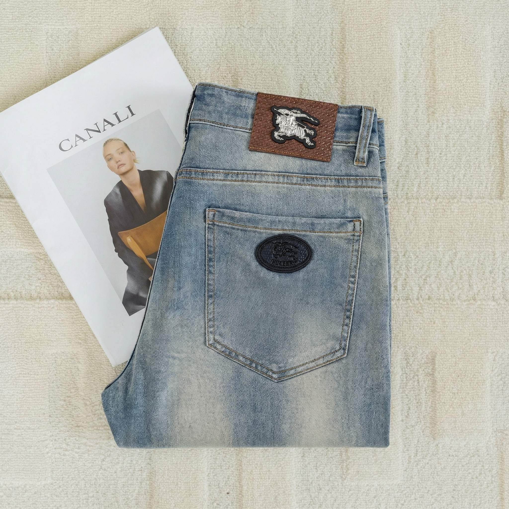 NO:773407,Burberry spring and summer new 1966 latest image jeans, original craft accessories, classic patterns, comfortable fabrics, trouser body craft design, full of trendy brands, handsome upper body, a must-have for Superman, sizes 29-38,, burberry, jeans,19860909巴宝莉 春夏新款1966最新品形象款牛仔裤,原版工艺配件,经典图案,面料舒服,裤身工艺设计,潮牌十足,上身帅气,超人必备,尺码29-38,,burberry,jeans,,Men's clothing