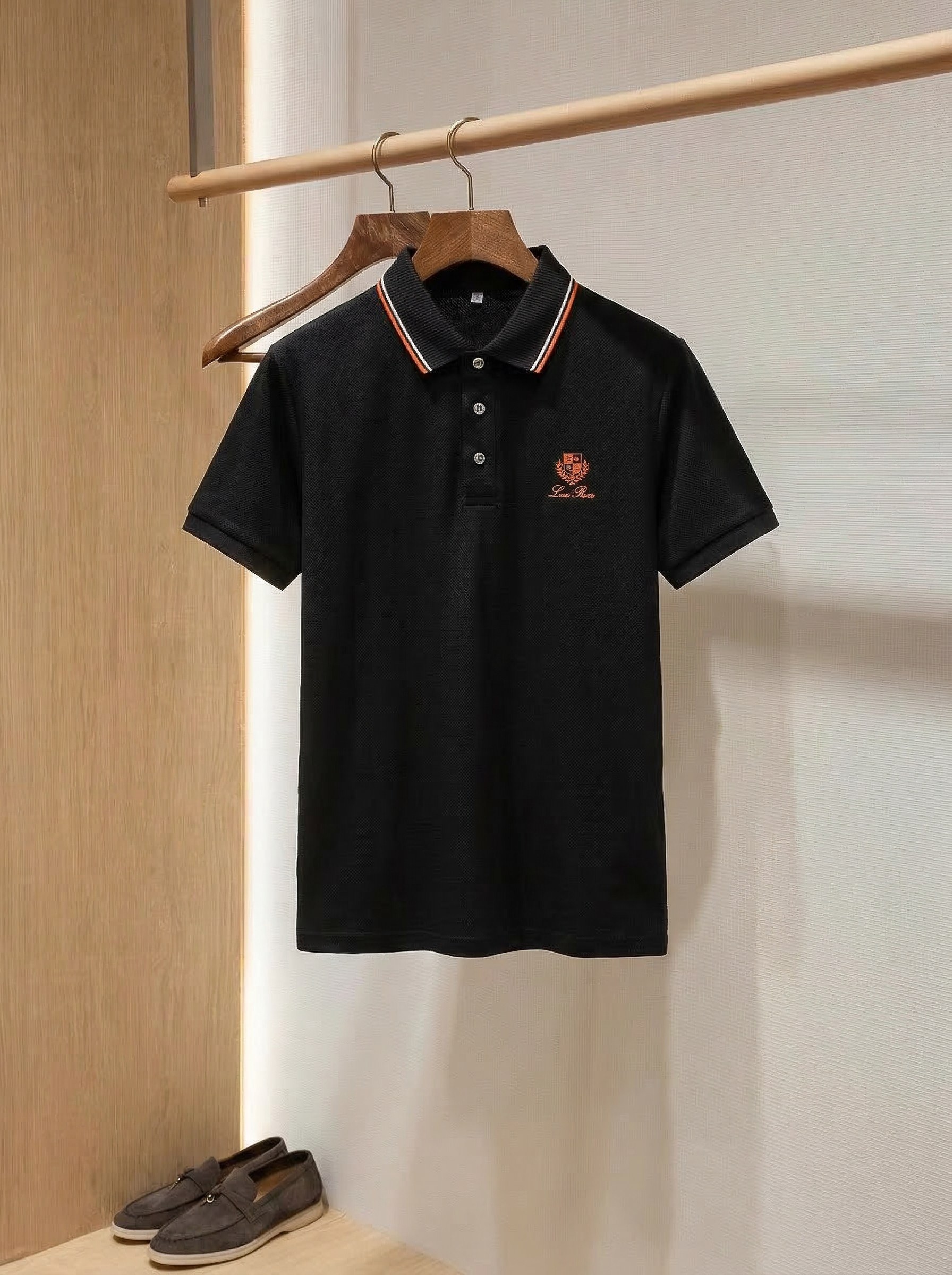 NO:773409,LP 1966 spring and summer new styles are coming~~ Recommended by old money and new money!  Today I recommend his versatile classic POLO shirt!  A classic style every year, a good match for business and commuting. Logo embroidery on the chest, classic three buttons, turtle back details, inner logo, well-fitted version. Not too many decorative embellishments. The pattern fabric is easy to match. As the overall design, the fabric is customized and woven by customers. Mercerized pique fabric, skin-friendly and breathable. At the same time, the fabric is very backbone, the upper body is crisp and stylish, and the hardware and accessories are all in good condition. Color Black Gray Size M-3XL  Try on 172-Wear L slim fit, loro piana,19860909LP 1966春夏新款来袭～～老钱新贵推荐！今天推荐他家百搭经典POLO衫 ！年年经典款式 商务通勤都能很好搭配的一款 .胸口标志刺绣 经典三粒扣 龟背的细节 内里标志 合体的版型.没有过多的装饰点缀 以版型面料考究易于搭配 作为整体设计 面料采用客供定织 丝光珠地面料,亲肤透气同时,面料很有骨干,上身挺括有型,五金辅料全品相 颜色 黑色 灰色码数M-3XL 试穿172-穿L修身感,,loro piana,,Men's clothing