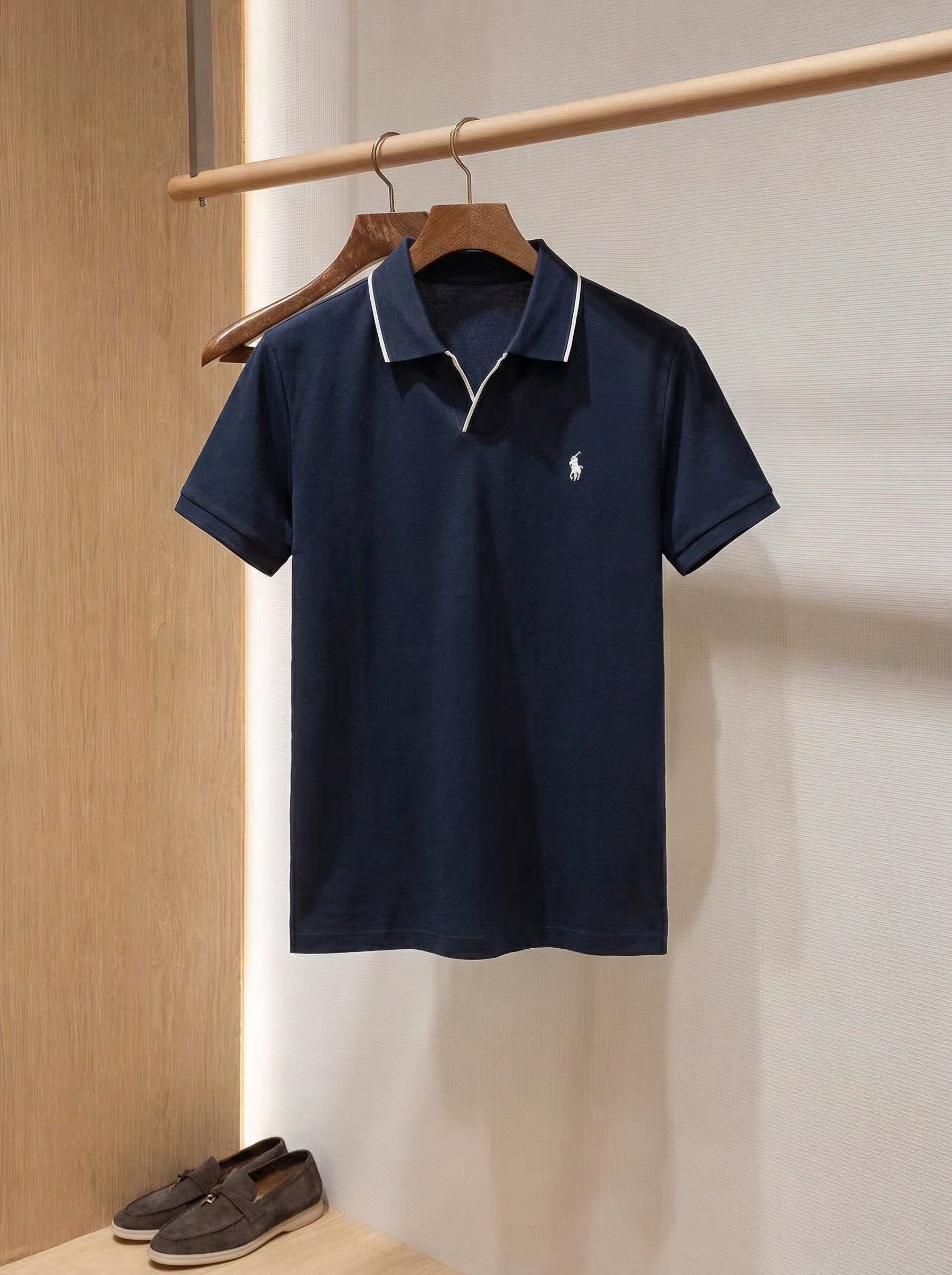 NO:773411,Ralph Lauren 2026 spring and summer new styles are coming~~ Recommended by old money and new money!  Today I recommend his versatile classic POLO shirt!  A classic style every year, a good match for business and commuting. Logo embroidery on the chest, classic three buttons, turtle back details, inner logo, well-fitted version. Not too many decorative embellishments. The pattern fabric is easy to match. As the overall design, the fabric is customized and woven by customers. Mercerized pique fabric, skin-friendly and breathable. At the same time, the fabric is very backbone, the upper body is crisp and stylish, and the hardware and accessories are all in good condition. Color Black Gray Size M-3XL  Try on 172-148 to wear L slim fit,19860909拉夫劳伦 2026春夏新款来袭～～老钱新贵推荐！今天推荐他家百搭经典POLO衫 ！年年经典款式 商务通勤都能很好搭配的一款 .胸口标志刺绣 经典三粒扣 龟背的细节 内里标志 合体的版型.没有过多的装饰点缀 以版型面料考究易于搭配 作为整体设计 面料采用客供定织 丝光珠地面料,亲肤透气同时,面料很有骨干,上身挺括有型,五金辅料全品相 颜色 黑色 灰色码数M-3XL 试穿172-148穿L修身感,,,Men's clothing