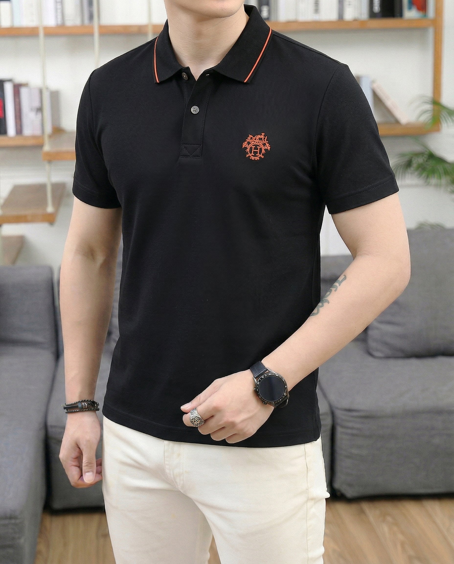 NO:773413,Hermès 2026 spring and summer new styles are coming~~ Recommended by old money and new money!  Today I recommend his versatile classic POLO shirt!  A classic style every year, a good match for business and commuting. Logo embroidery on the chest, classic three buttons, turtle back details, inner logo, well-fitted version. Not too many decorative embellishments. The pattern fabric is easy to match. As the overall design, the fabric is customized and woven by customers. Mercerized pique fabric, skin-friendly and breathable. At the same time, the fabric is very backbone, the upper body is crisp and stylish, and the hardware and accessories are all in good condition. Color Black Gray Size M-3XL  Try on 172-148 to wear L slim fit, hermes,19860909爱马仕 2026春夏新款来袭～～老钱新贵推荐！今天推荐他家百搭经典POLO衫 ！年年经典款式 商务通勤都能很好搭配的一款 .胸口标志刺绣 经典三粒扣 龟背的细节 内里标志 合体的版型.没有过多的装饰点缀 以版型面料考究易于搭配 作为整体设计 面料采用客供定织 丝光珠地面料,亲肤透气同时,面料很有骨干,上身挺括有型,五金辅料全品相 颜色 黑色 灰色码数M-3XL 试穿172-148穿L修身感,,hermes,,Men's clothing