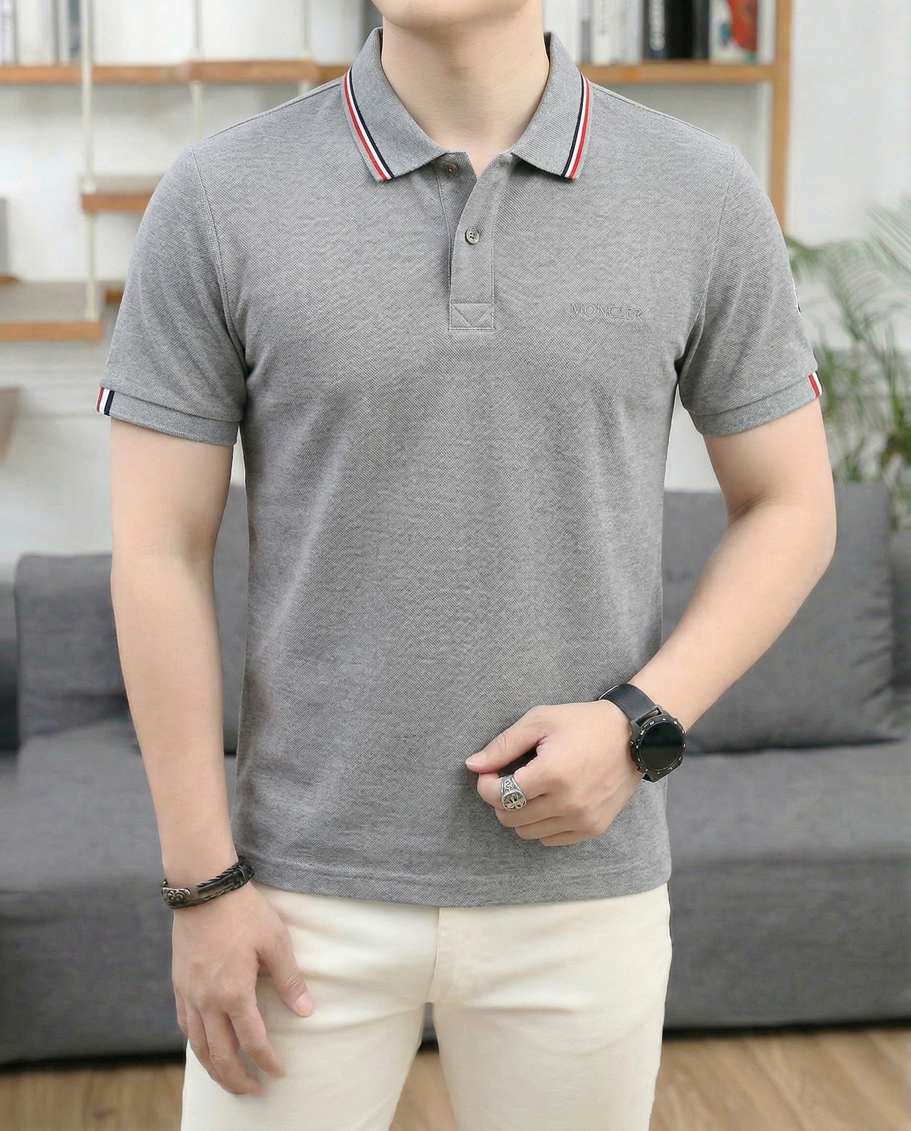 NO:773416,Mengkou 2026 spring and summer new styles are coming~~ Recommended by old money and new money!  Today I recommend his versatile classic POLO shirt!  A classic style every year, a good match for business and commuting. Logo embroidery on the chest, classic three buttons, turtle back details, inner logo, well-fitted version. Not too many decorative embellishments. The pattern fabric is easy to match. As the overall design, the fabric is customized and woven by customers. Mercerized pique fabric, skin-friendly and breathable. At the same time, the fabric is very backbone, the upper body is crisp and stylish, and the hardware and accessories are all in good condition. Color Black Gray Size M-3XL  Try on 172-148 to wear L slim fit, Moncler,19860909蒙口 2026春夏新款来袭～～老钱新贵推荐！今天推荐他家百搭经典POLO衫 ！年年经典款式 商务通勤都能很好搭配的一款 .胸口标志刺绣 经典三粒扣 龟背的细节 内里标志 合体的版型.没有过多的装饰点缀 以版型面料考究易于搭配 作为整体设计 面料采用客供定织 丝光珠地面料,亲肤透气同时,面料很有骨干,上身挺括有型,五金辅料全品相 颜色 黑色 灰色码数M-3XL 试穿172-148穿L修身感,,Moncler,,Men's clothing