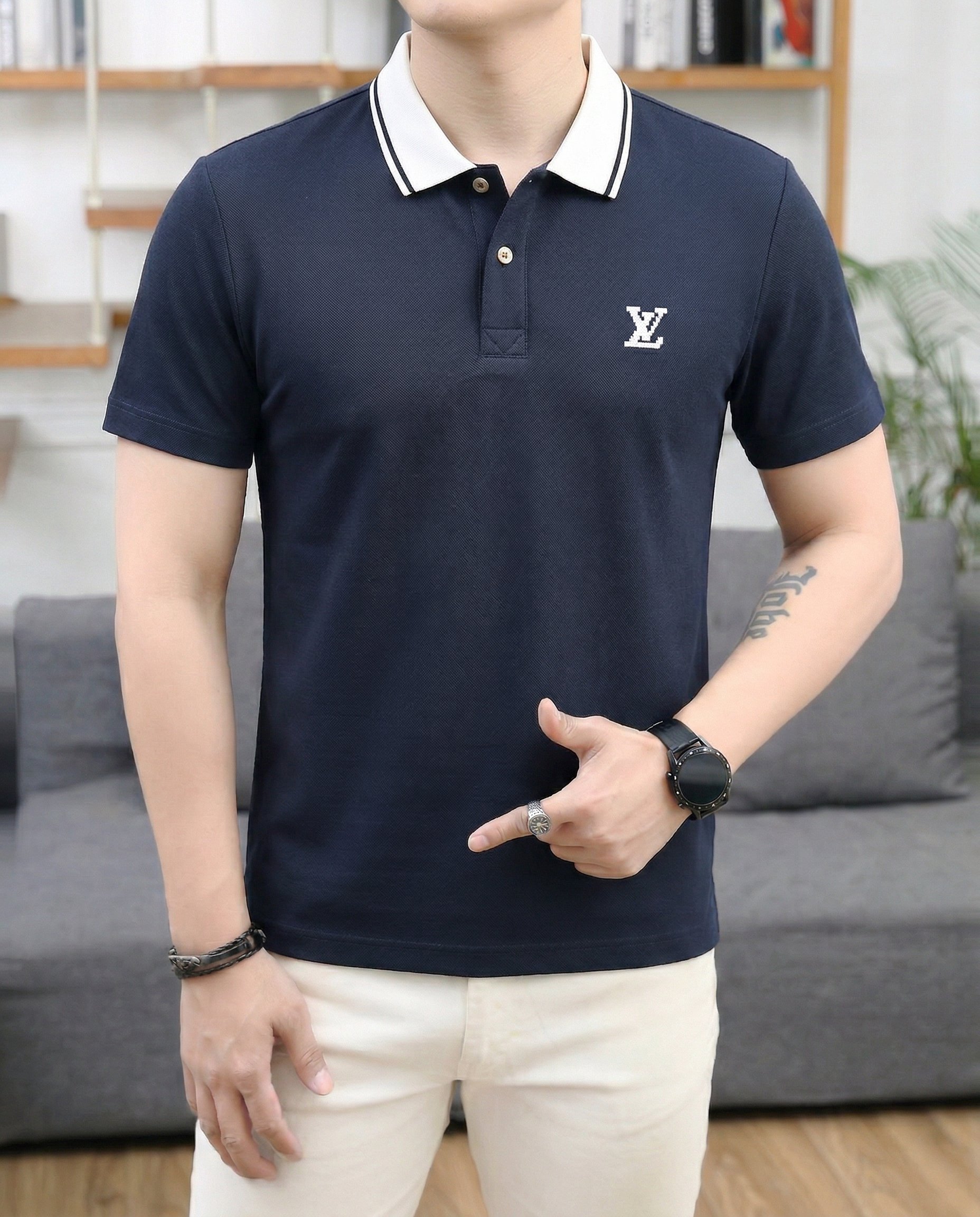 NO:773420,LV 2026 spring and summer new styles are coming~~ Recommended by old money and new money!  Today I recommend his versatile classic POLO shirt!  A classic style every year, a good match for business and commuting. Logo embroidery on the chest, classic three buttons, turtle back details, inner logo, well-fitted version. Not too many decorative embellishments. The pattern fabric is easy to match. As the overall design, the fabric is customized and woven by customers. Mercerized pique fabric, skin-friendly and breathable. At the same time, the fabric is very backbone, the upper body is crisp and stylish, and the hardware and accessories are all in good condition. Color Black Gray Size M-3XL  Try on 172-148 to wear L slim fit, Louis Vuitton,19860909LV 2026春夏新款来袭～～老钱新贵推荐！今天推荐他家百搭经典POLO衫 ！年年经典款式 商务通勤都能很好搭配的一款 .胸口标志刺绣 经典三粒扣 龟背的细节 内里标志 合体的版型.没有过多的装饰点缀 以版型面料考究易于搭配 作为整体设计 面料采用客供定织 丝光珠地面料,亲肤透气同时,面料很有骨干,上身挺括有型,五金辅料全品相 颜色 黑色 灰色码数M-3XL 试穿172-148穿L修身感,,louis vuitton,,Men's clothing