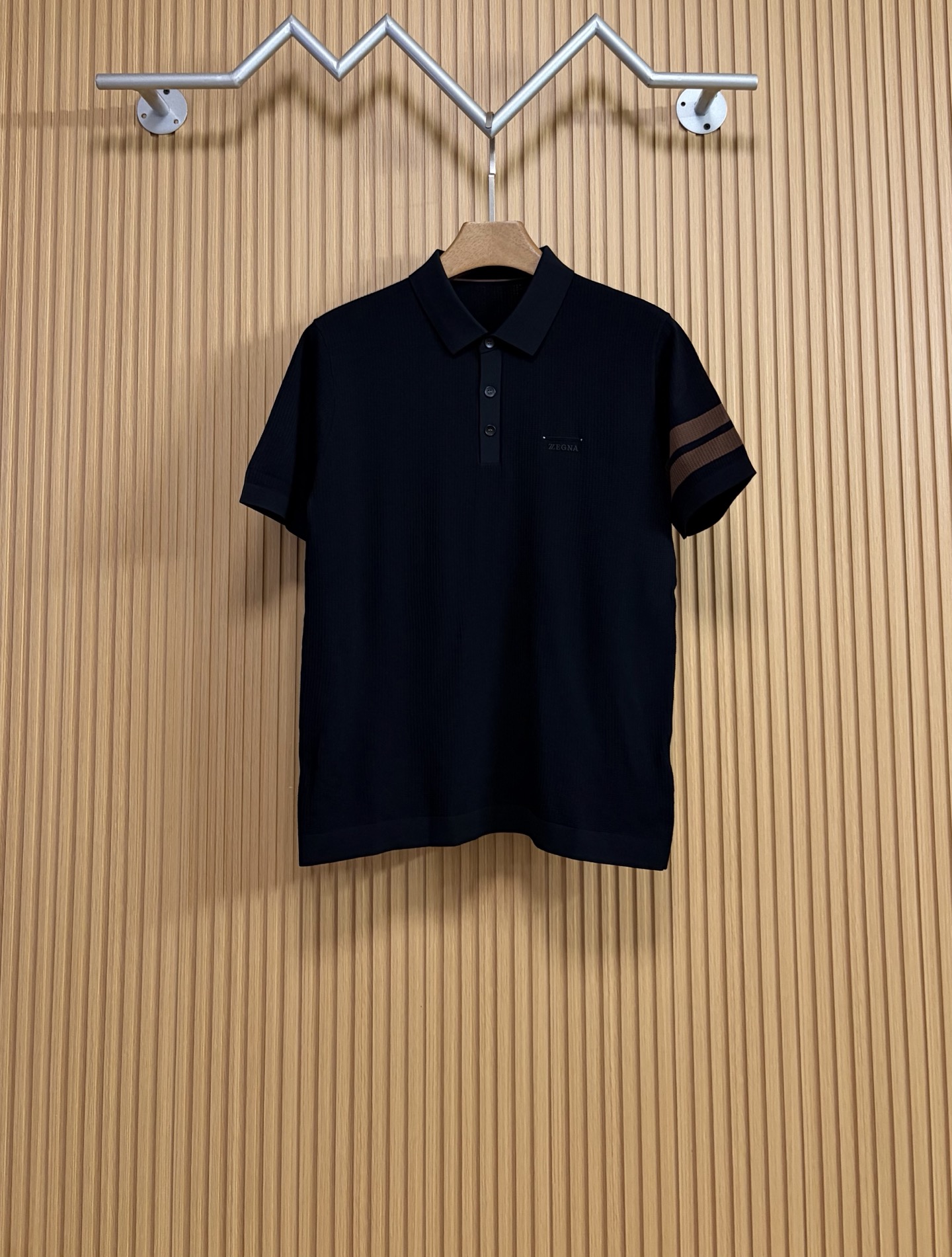 NO:902967,Zegna  The 2026 spring and summer short sleeves are mainly based on blue and coffee contrasting polo, and cleverly integrate offset logo elements to break the monotony of traditional short sleeves and highlight individuality and uninhibitedness. The three-dimensional tailoring fits the body shape, and the design is neat and stylish, easily elongating the leg lines, creating a casual and free style. High-quality fabrics  Comfortable and warm, with both thermal insulation and comfort, it is suitable for daily outings or light outdoor scenes. The triangular jacquard embellishment on the back adds a fashionable texture. Whether it is a casual look with a T-shirt and jeans, or a layered mix and match style, it can be easily controlled. It is an indispensable fashion item in the transitional season between spring and summer.  Spot color black white M-3XL,,zegna,jeans,T-shirt,tees,t-shirt,19860909杰尼亚 2026春夏短袖,以蓝咖撞色polo为主调,巧妙融合胶印logo元素,打破传统短袖的单调感,彰显个性与不羁.立体剪裁贴合身形,设计利落有型,轻松拉长腿部线条,打造随性洒脱的休闲风格.优质面料舒适保暖,兼具保温性与舒适感,适合日常出街或轻户外场景.细节后背三角提花点缀,增添时尚质感,无论是搭配T恤牛仔裤的休闲look,还是叠的混搭风,都能轻松驾驭,是春夏过渡季不可或缺的时尚单品. 现货颜色 黑色 白色M-3XL,,zegna,jeans,T-shirt,tees，t-shirt,,Men's clothing