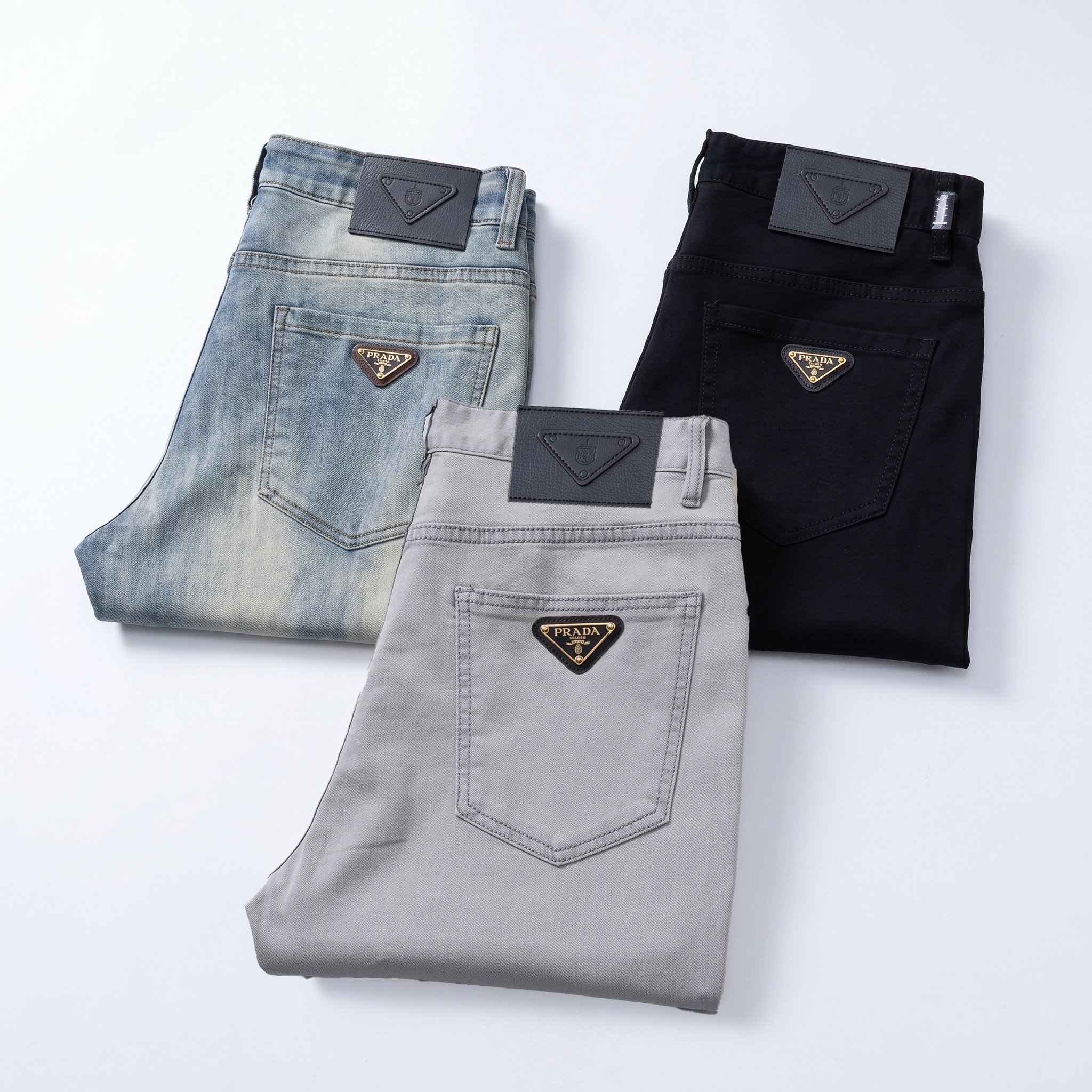 NO:902988,Prada's 2026 spring and summer new styles are now on the market, the original hot-selling jeans are super customized, original hardware, super heavy craftsmanship, awesome styles and impeccable details!  The style is not picky, it is very high-end, good products wait for no one, if you like it, hurry up and get it, sizes 29-38, prada, jeans,19860909普拉达 2026春夏新款现货上市,原单爆款牛仔裤超级定制款,原版五金,超级重工工艺,版型超赞细节做工无可挑剔！款式不挑人,特别高档,好货不等人,看中赶紧下手,尺码29-38,,prada,jeans,,Men's clothing