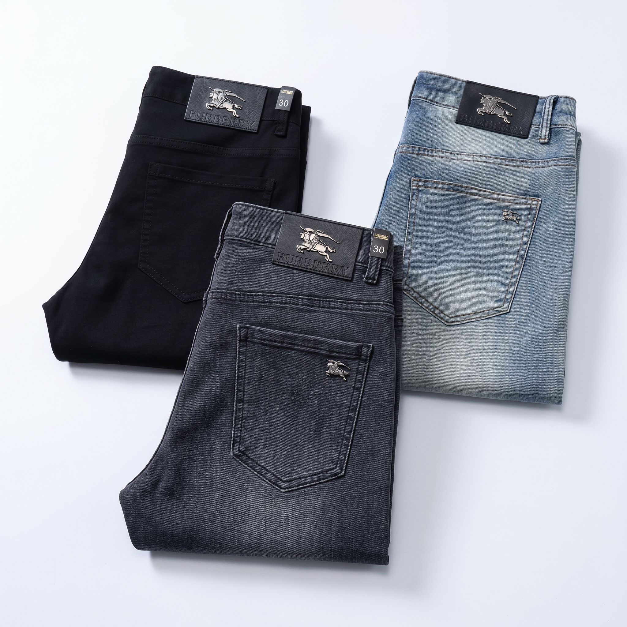 NO:902992,Burberry's 2026 spring and summer new styles are now on the market. The original hot-selling jeans are super customized, with original hardware, super heavy craftsmanship, awesome styles and impeccable details!  The styles are not picky, they are very high-end, good stuff waits for no one, if you like it, hurry up and get it, sizes 29-38, burberry, jeans,19860909巴宝莉 2026春夏新款现货上市,原单爆款牛仔裤超级定制款,原版五金,超级重工工艺,版型超赞细节做工无可挑剔！款式不挑人,特别高档,好货不等人,看中赶紧下手,尺码29-38,,burberry,jeans,,Men's clothing