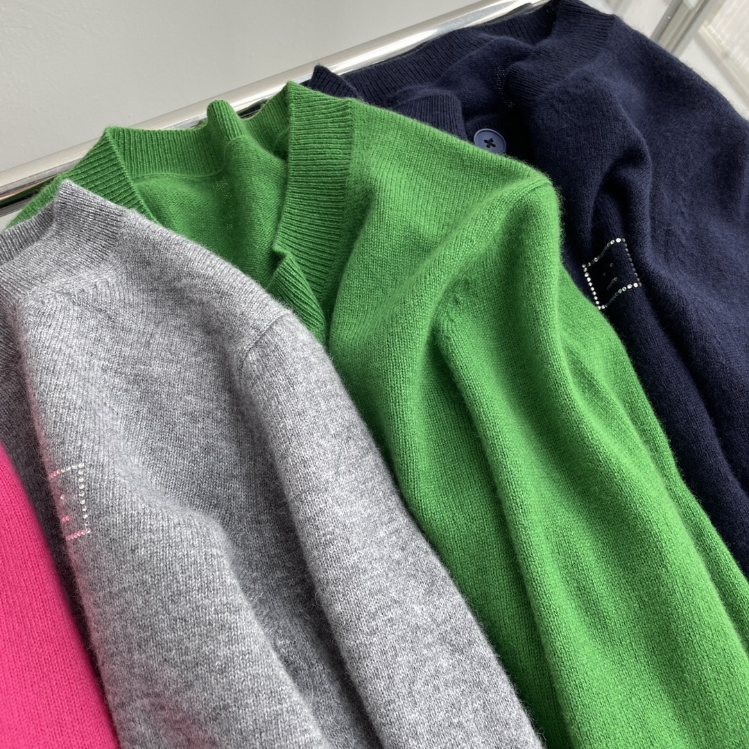 Luxury collection knit sweater. Crafted through an intricate knitting te - Comprehensive 3