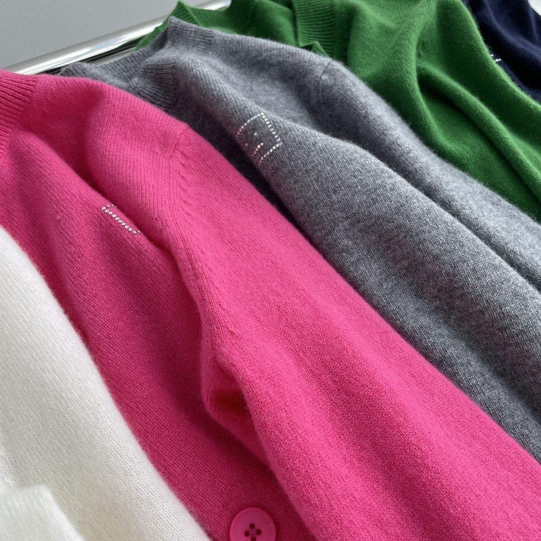 Luxury collection knit sweater. Crafted through an intricate knitting te - Comprehensive 4