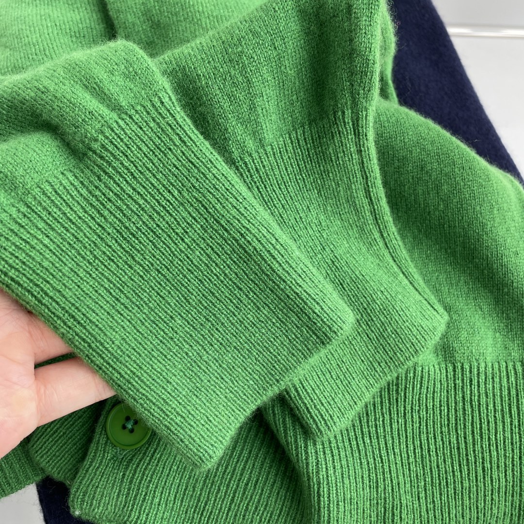 胸前水钻小方块是这款开衫的亮点 7
