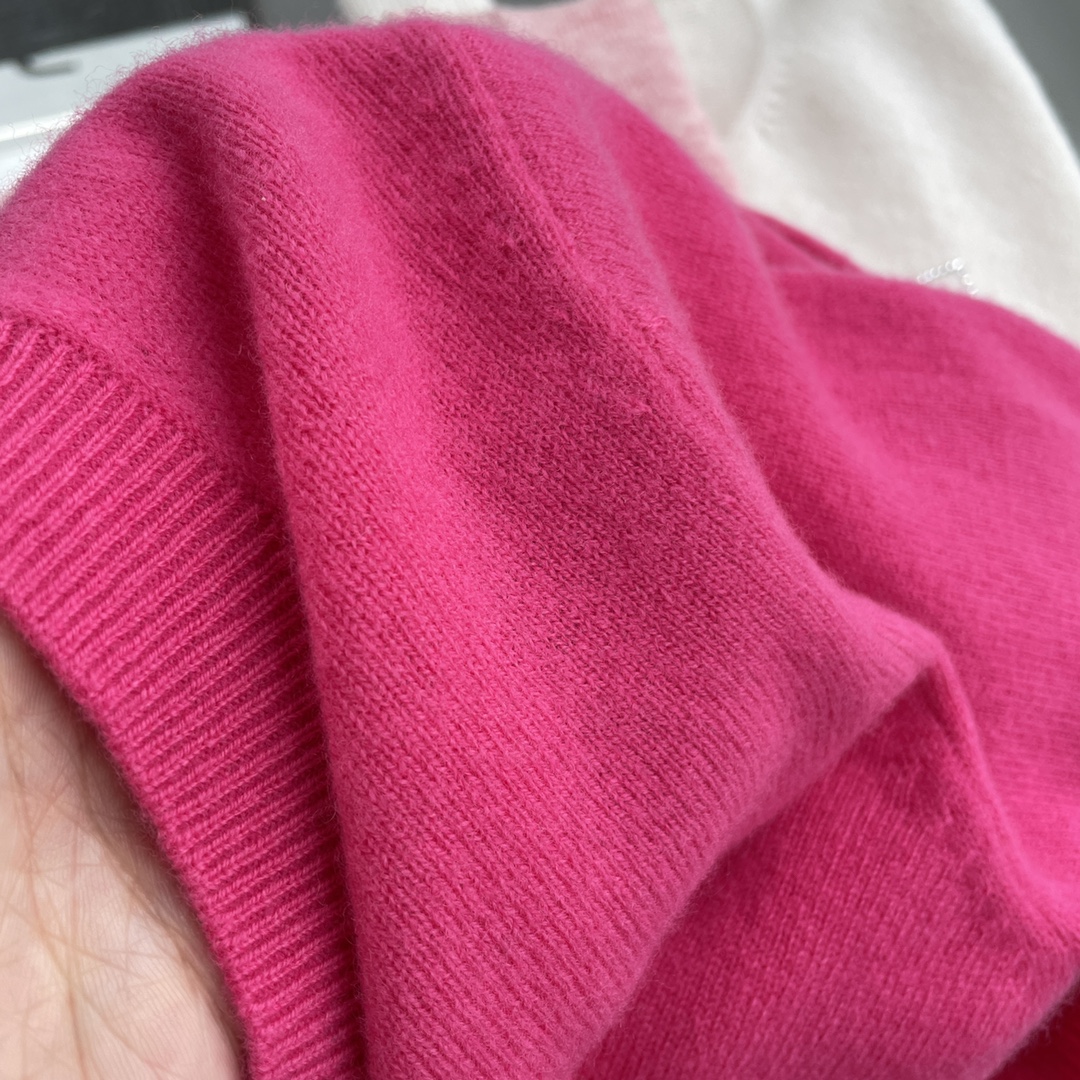 **Material:** 100% Wool - Comprehensive 4