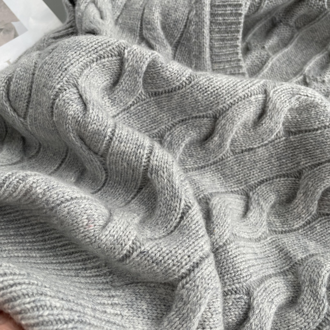 **Pure Cashmere Knit Vest** - Comprehensive
