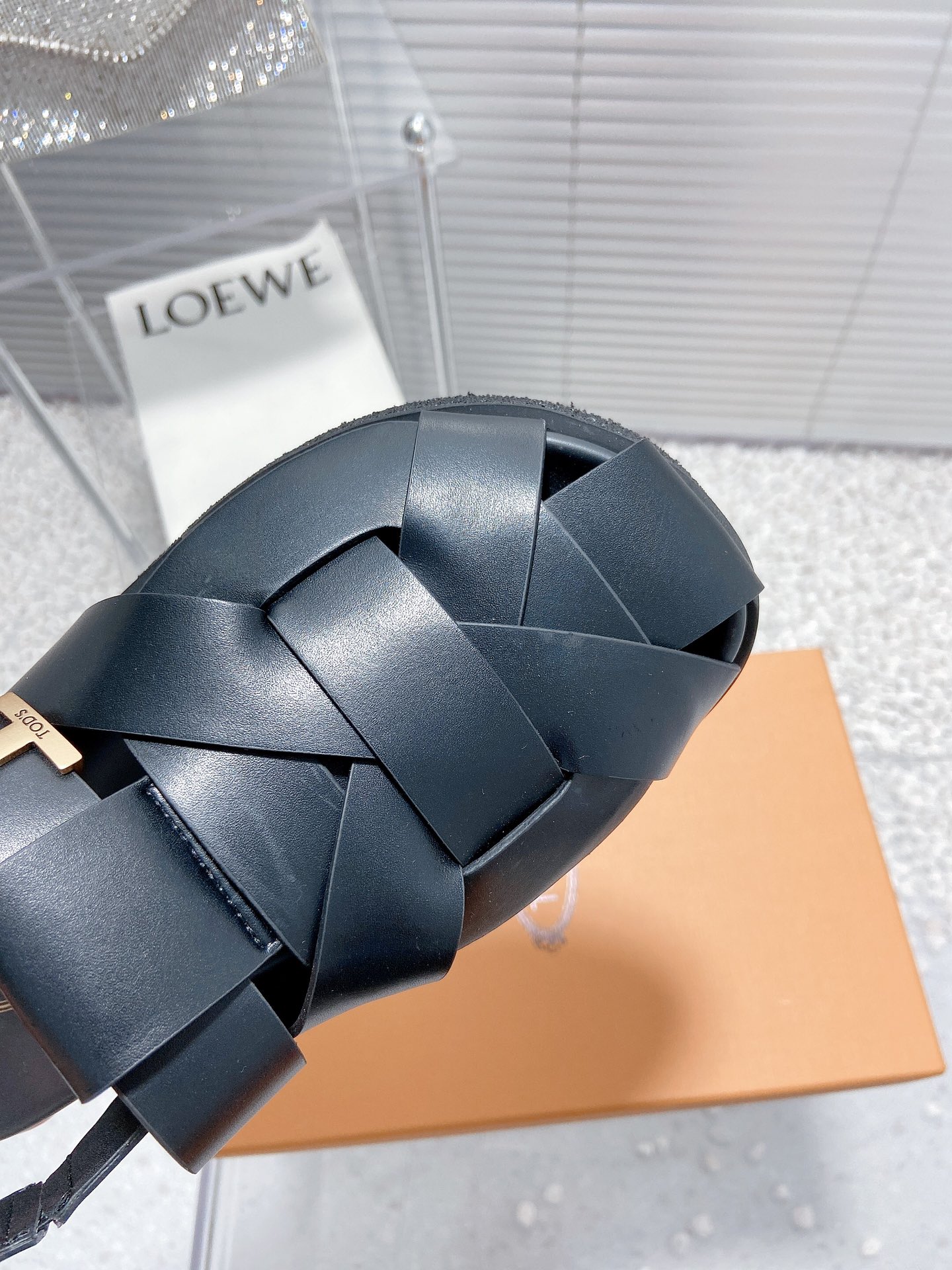 Exclusive Top Edition Roman Sandals with Customized Gold Retrogs and Original Light Base - 图片 8