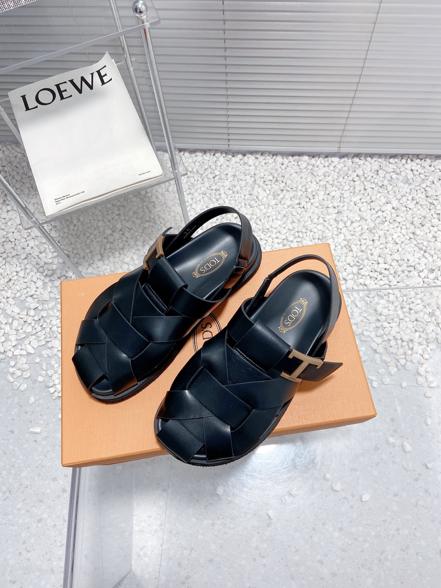 Exclusive Top Edition Roman Sandals with Customized Gold Retrogs and Original Light Base - 图片 2