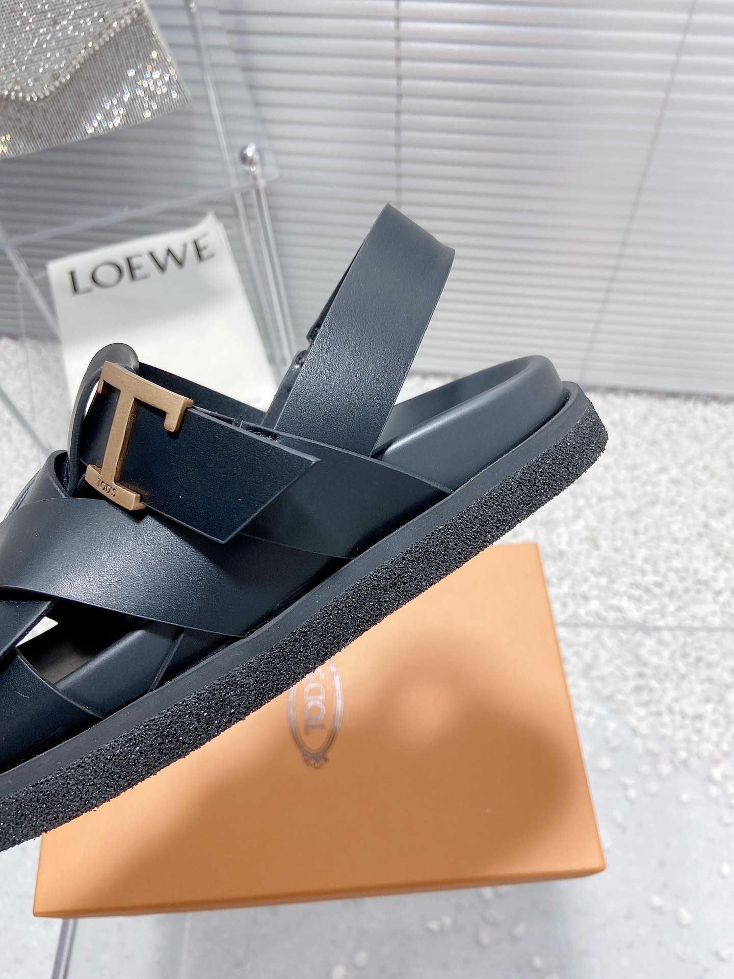 Exclusive Top Edition Roman Sandals with Customized Gold Retrogs and Original Light Base - 图片 7