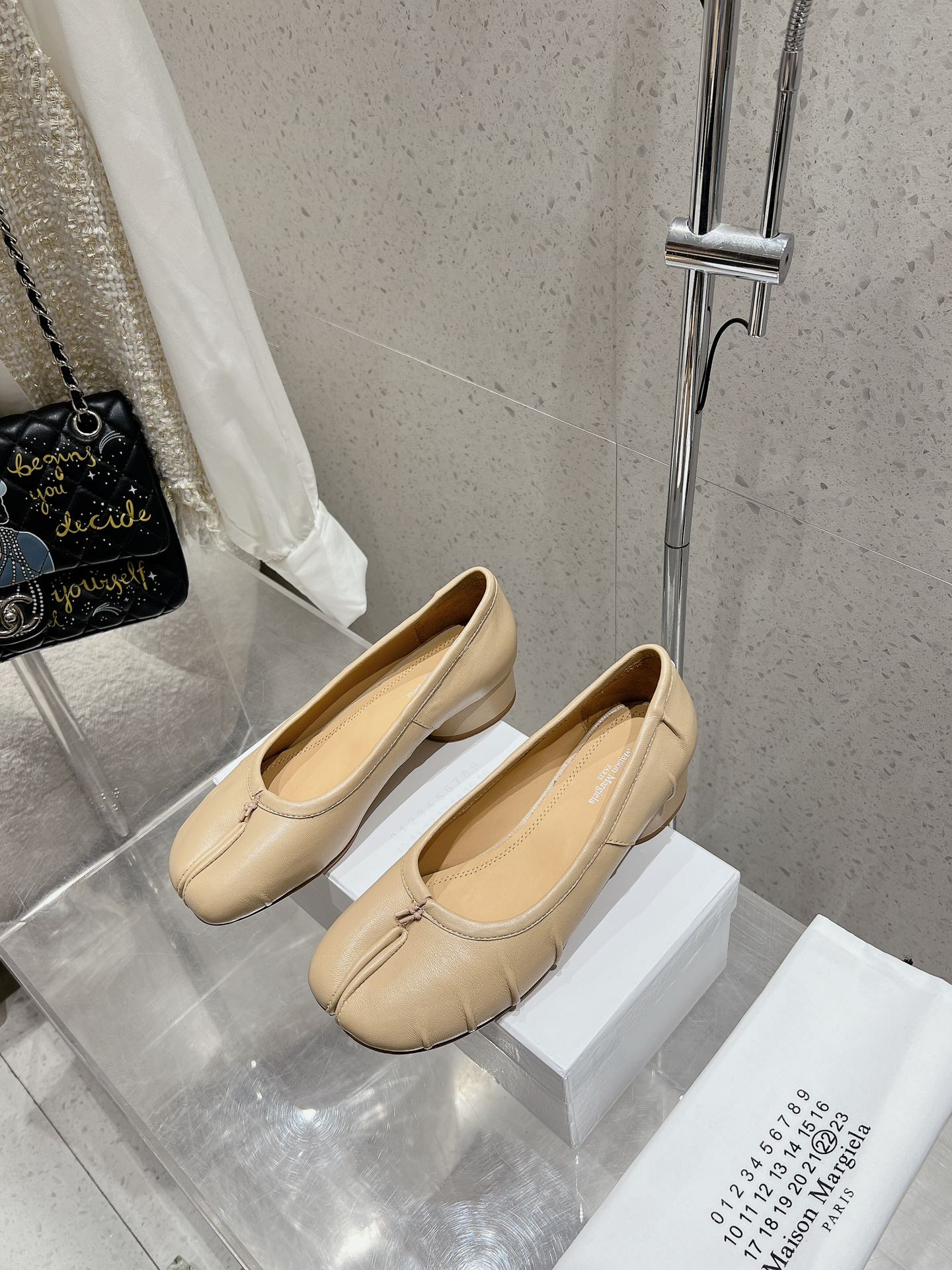 Maison Margiela MM6 Beige Leather Tabi Ballerinas with Low Heel 3 i1719741339 3466 5